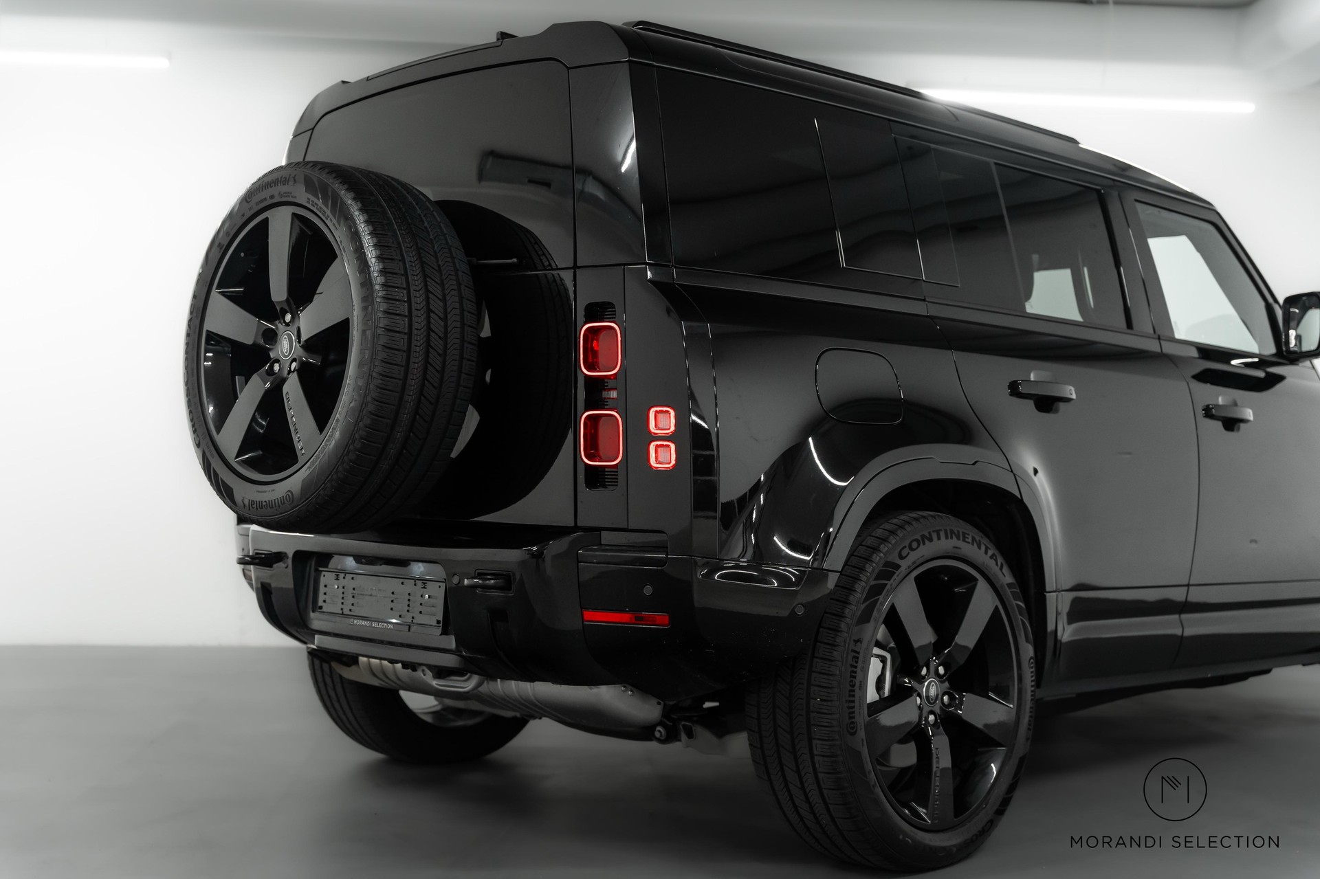 LAND ROVER Defender 110 3.0 D I6 300 X-Dynamic HSE-image-5