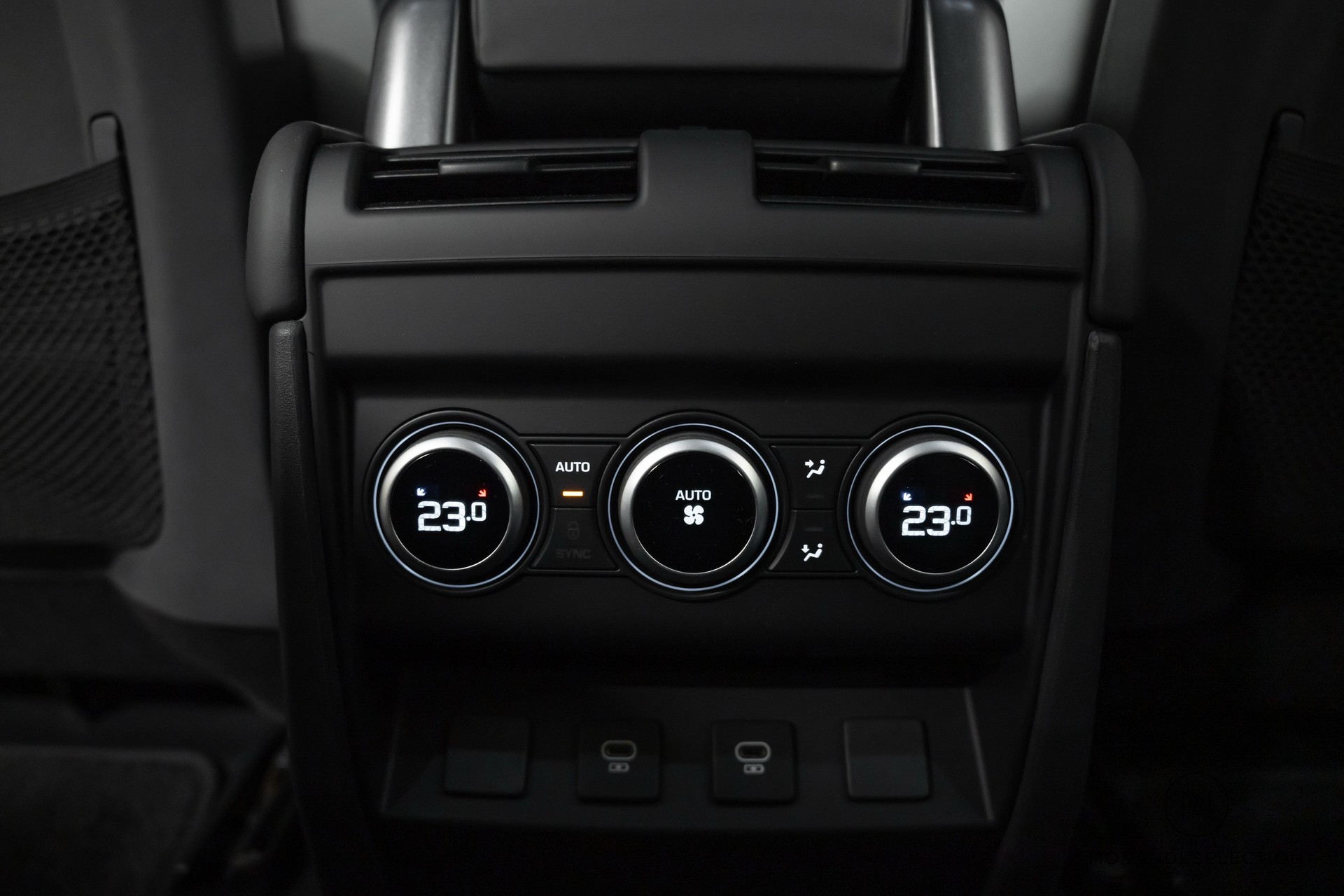 LAND ROVER Defender 110 3.0 D I6 300 X-Dynamic HSE-image-29