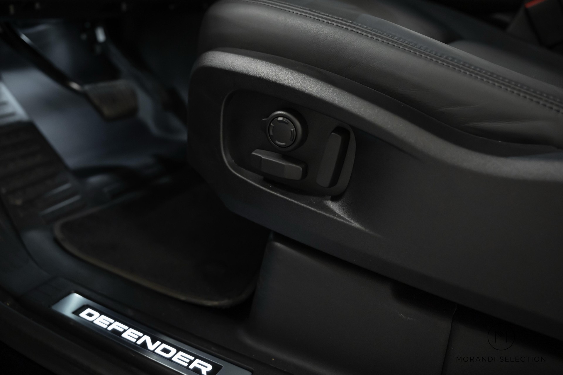 LAND ROVER Defender 110 3.0 D I6 300 X-Dynamic HSE-image-27
