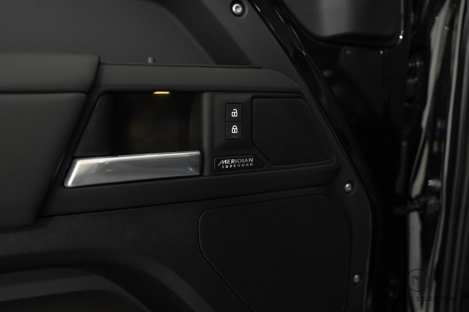 LAND ROVER Defender 110 3.0 D I6 300 X-Dynamic HSE-image-28