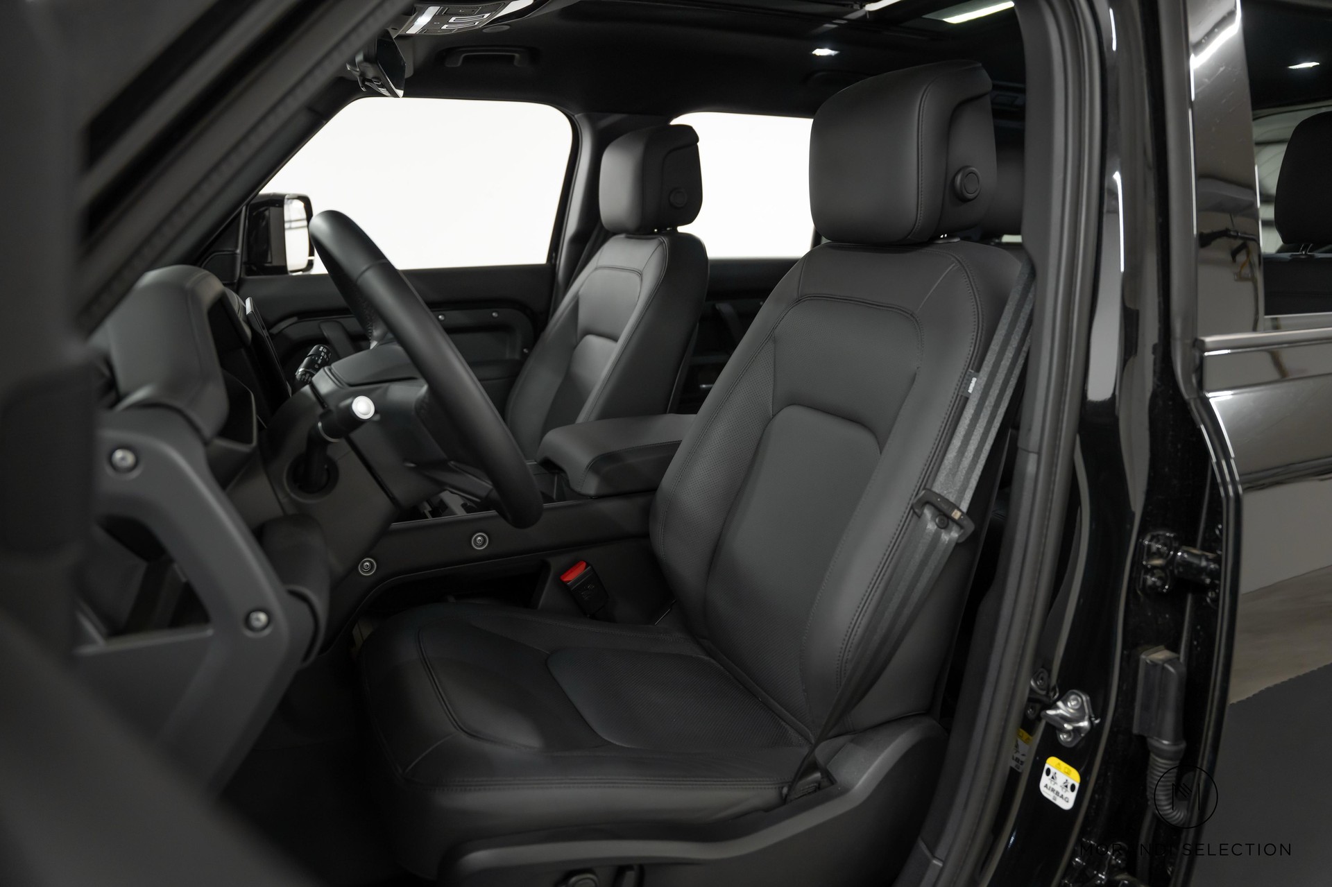 LAND ROVER Defender 110 3.0 D I6 300 X-Dynamic HSE-image-31