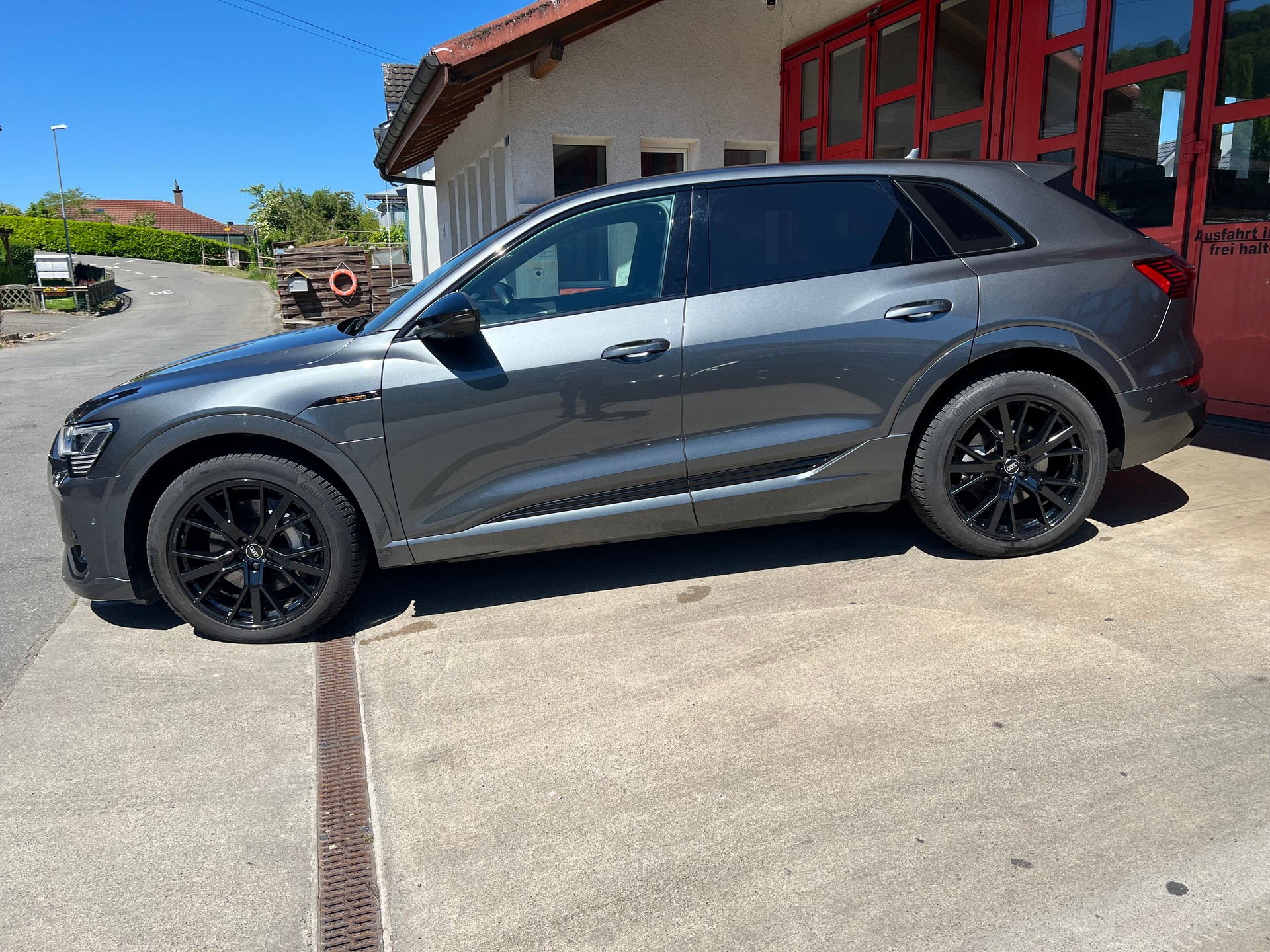 AUDI e-tron 55 S Line Black Edition quattro / SoH 93%-showroom-element-2