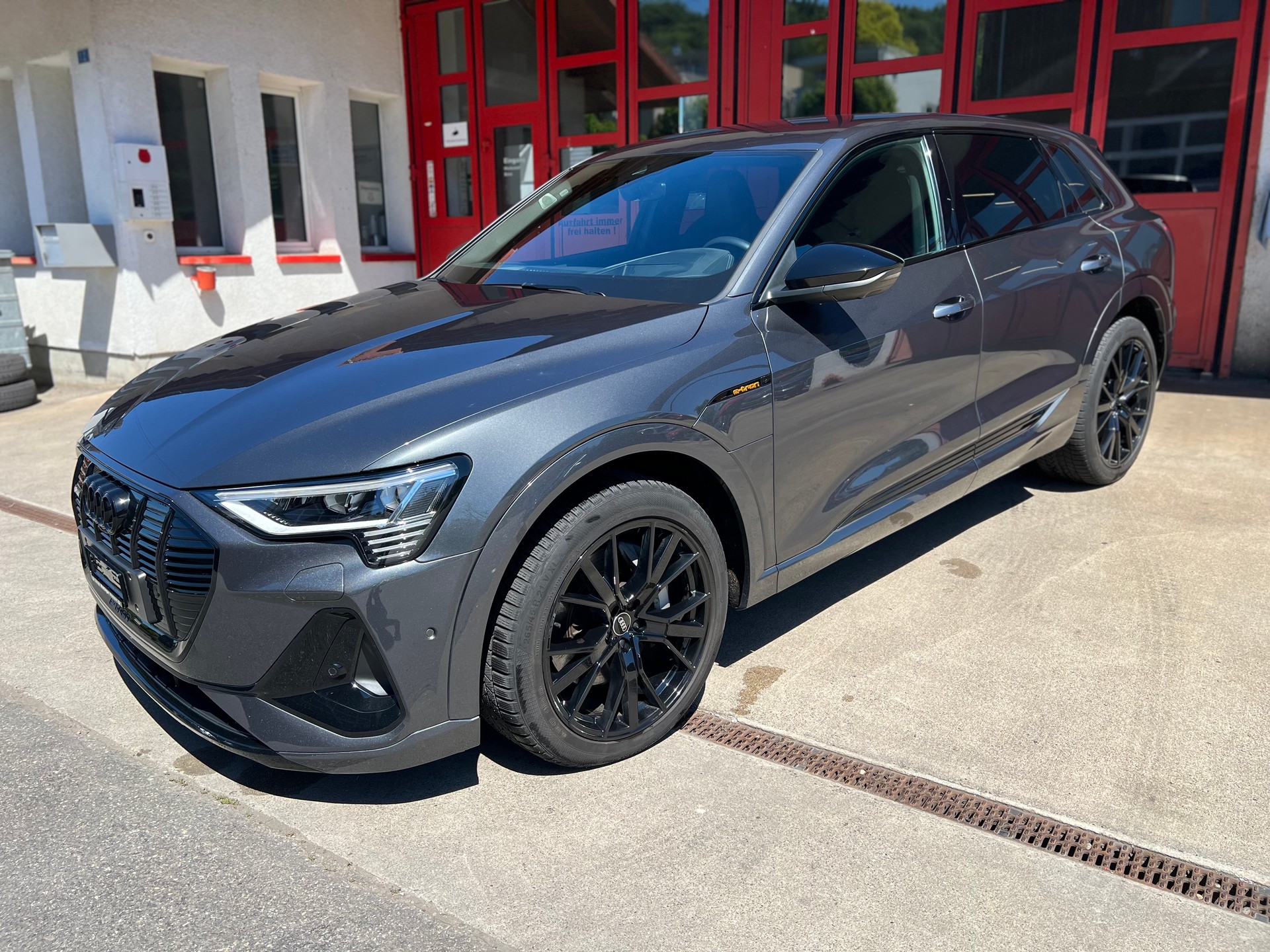 AUDI e-tron 55 S Line Black Edition quattro / SoH 93%-showroom-element-1
