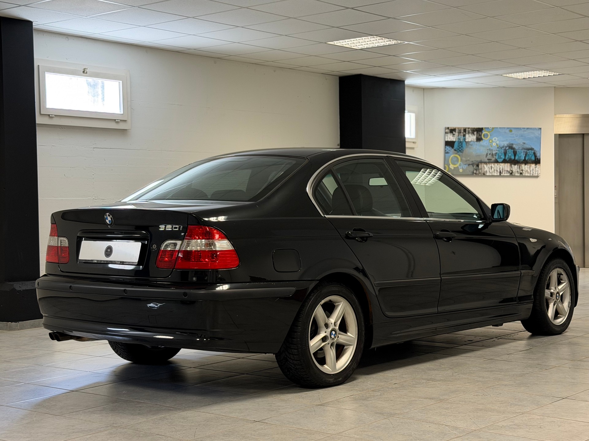 BMW 320i-image-10
