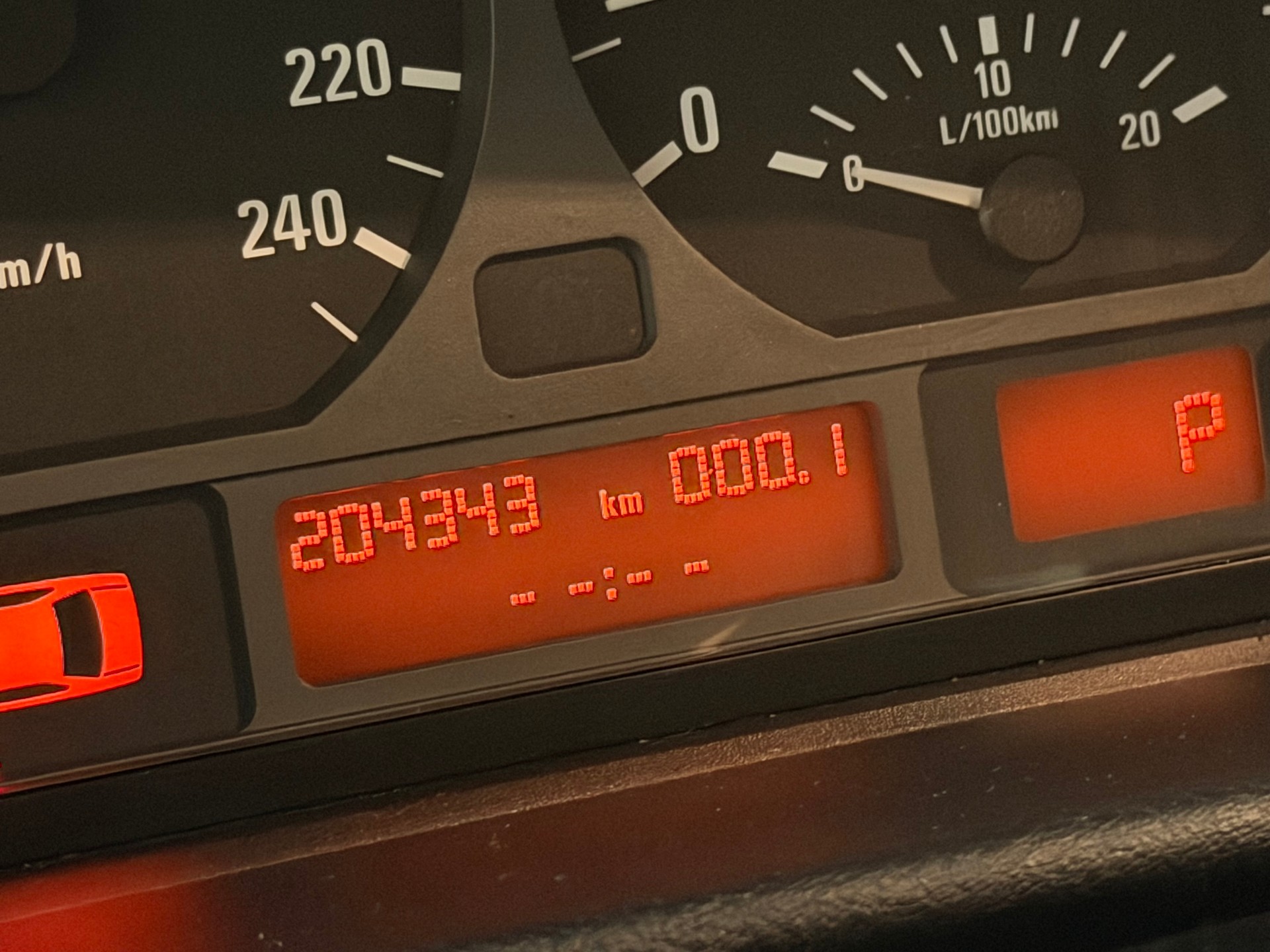 BMW 320i-image-11
