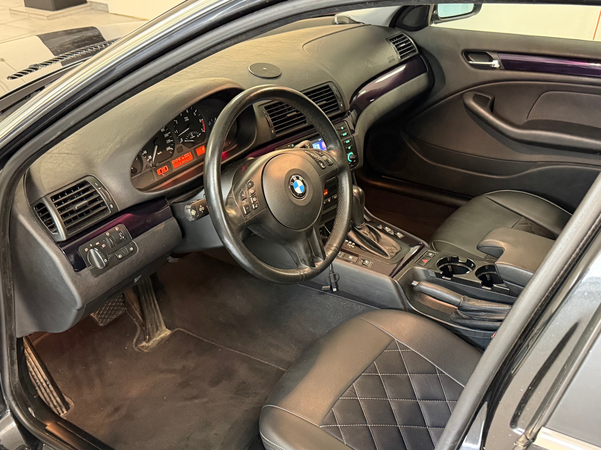BMW 320i-image-12