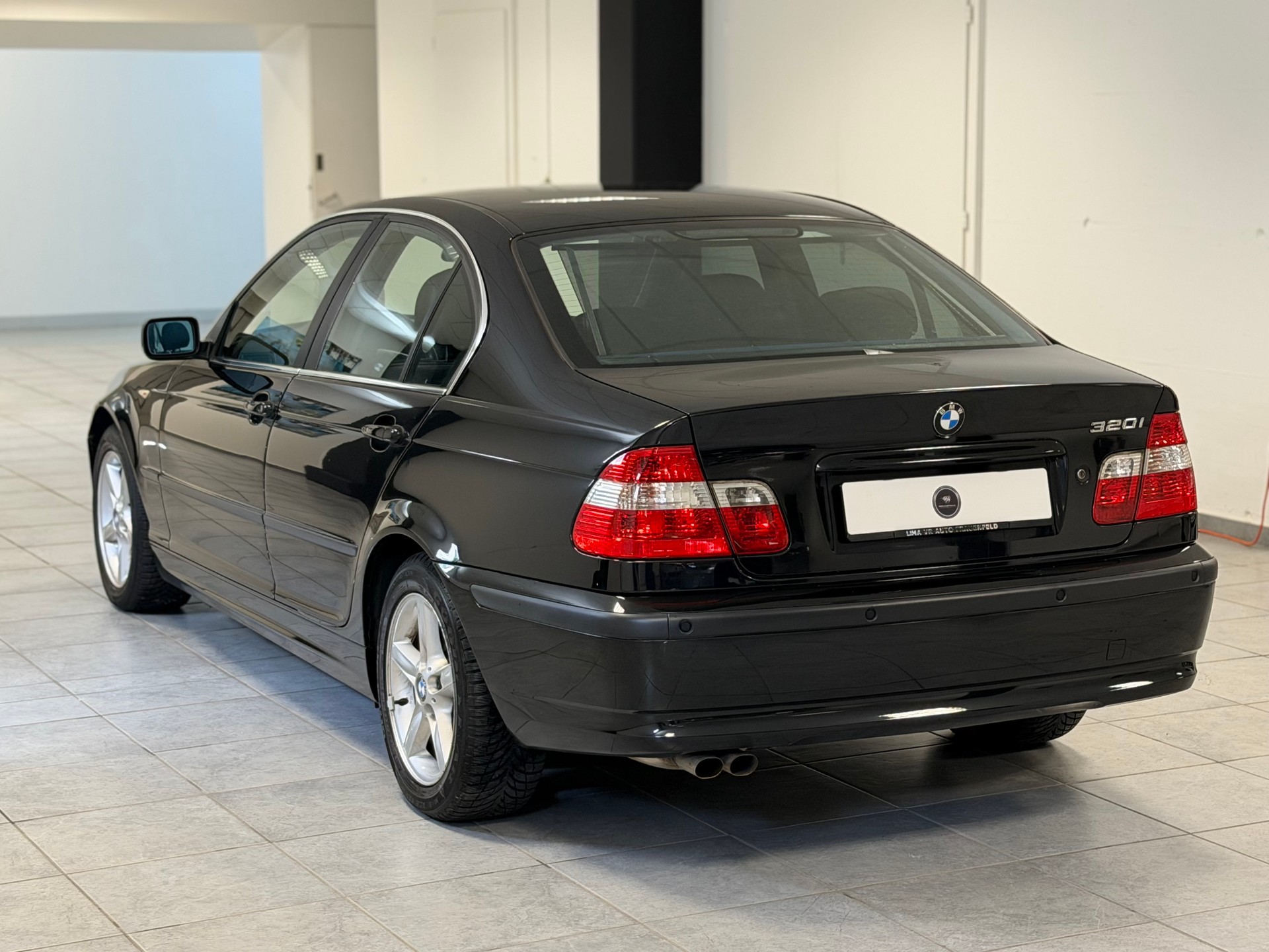 BMW 320i-image-6