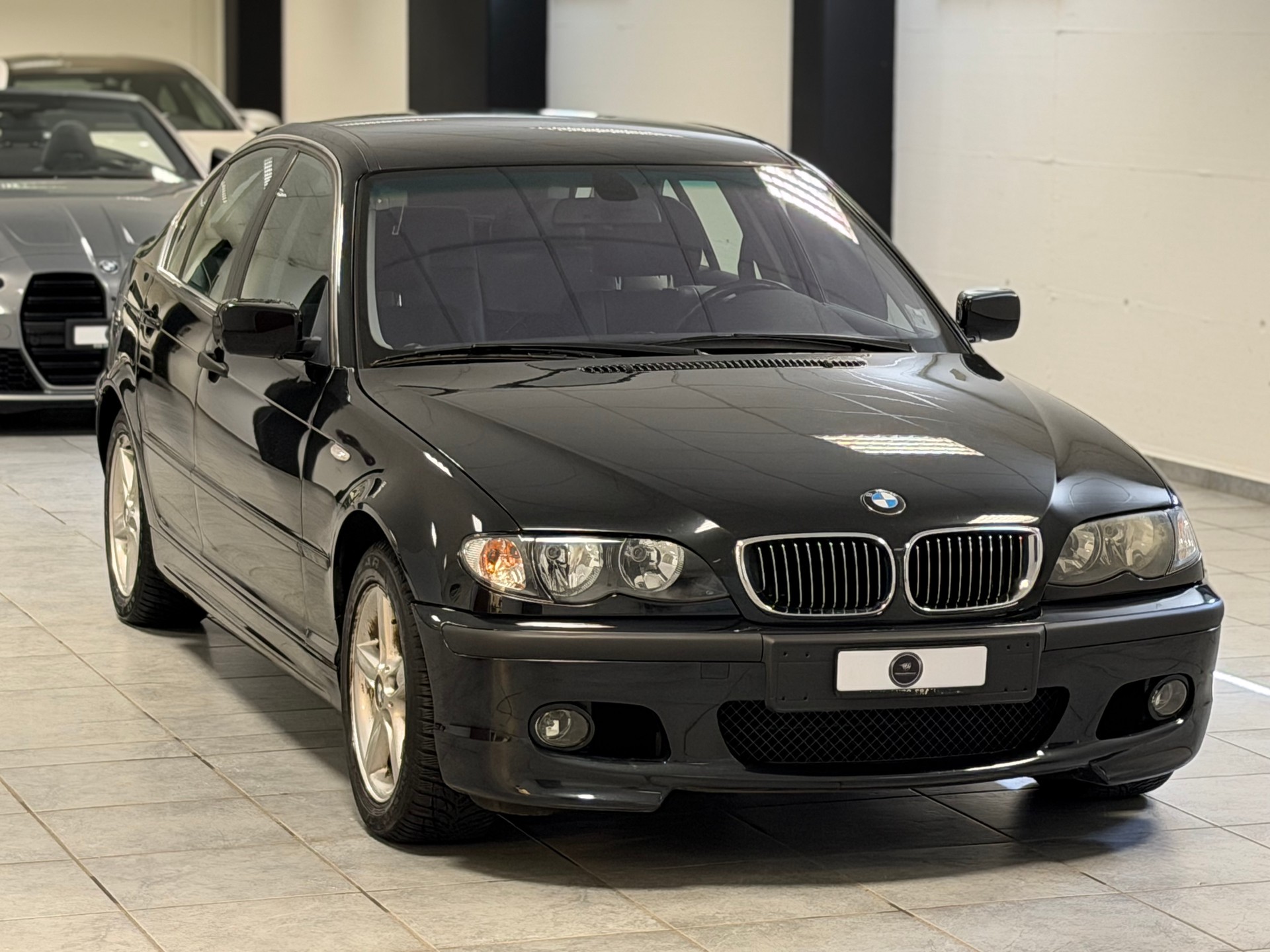 BMW 320i-showroom-element-3