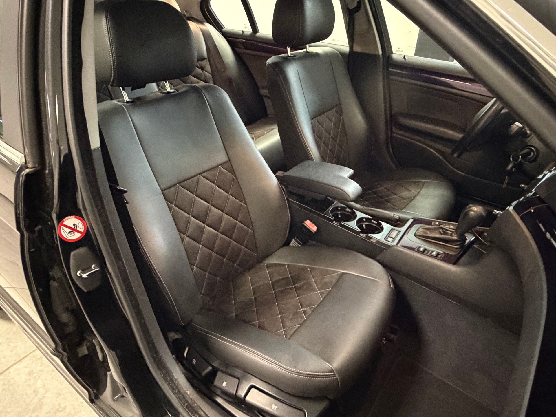 BMW 320i-image-15