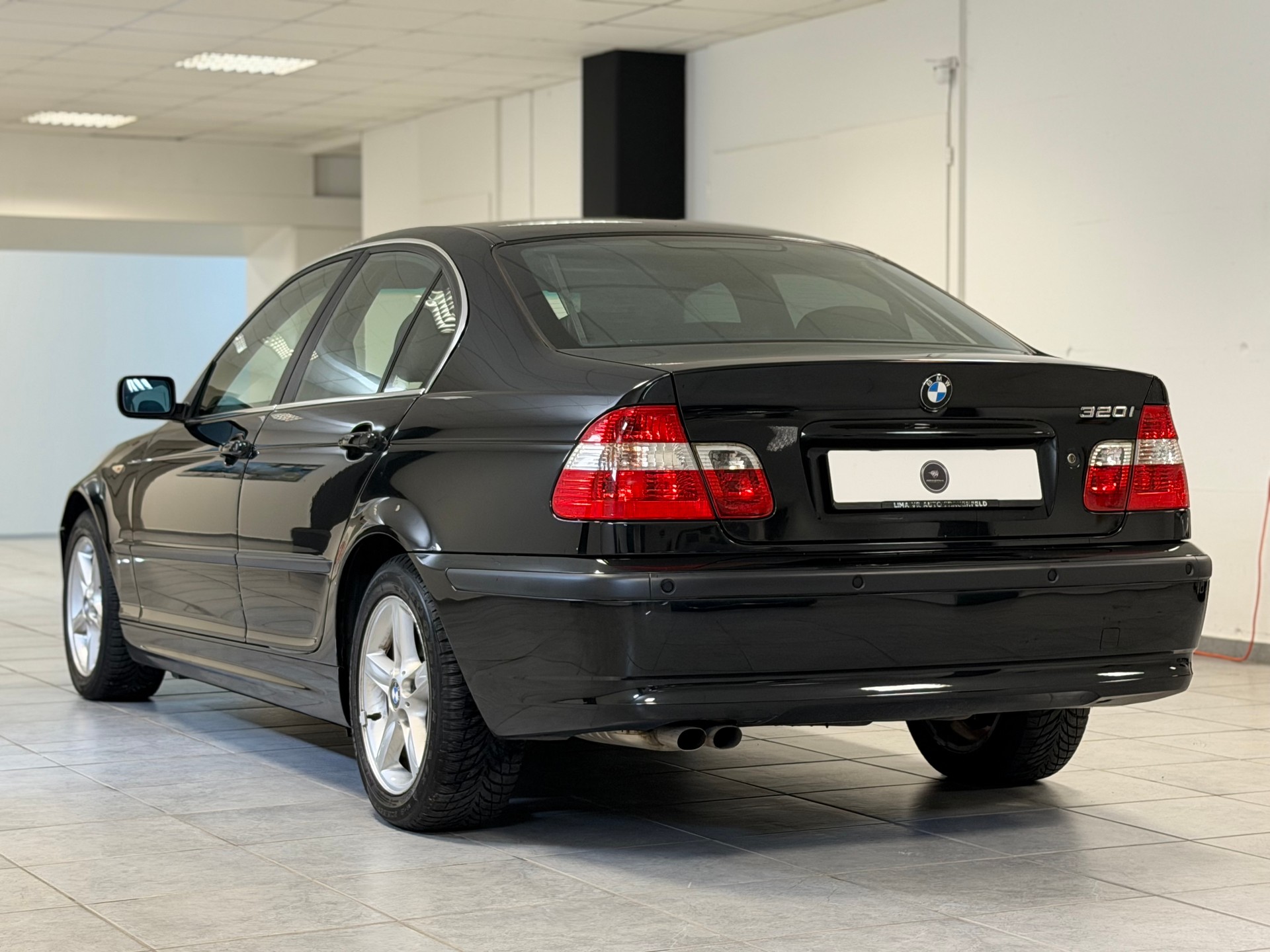 BMW 320i-image-9