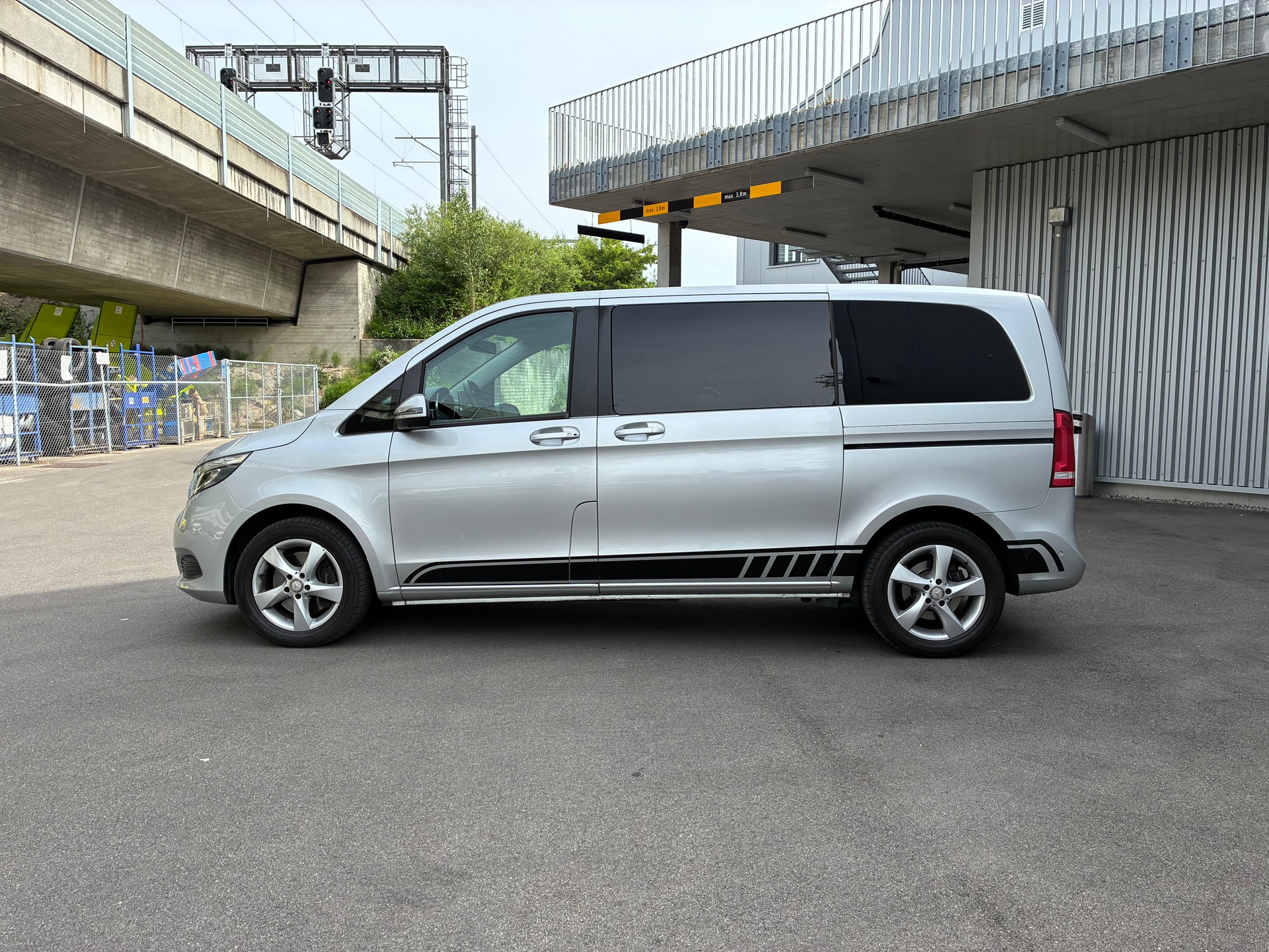 MERCEDES-BENZ V 220 d kurz 4matic-image-3