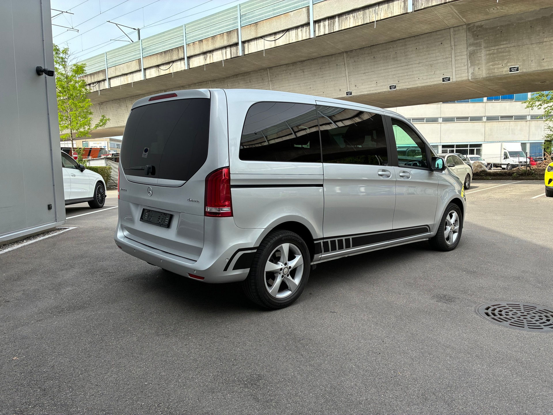MERCEDES-BENZ V 220 d kurz 4matic-image-2