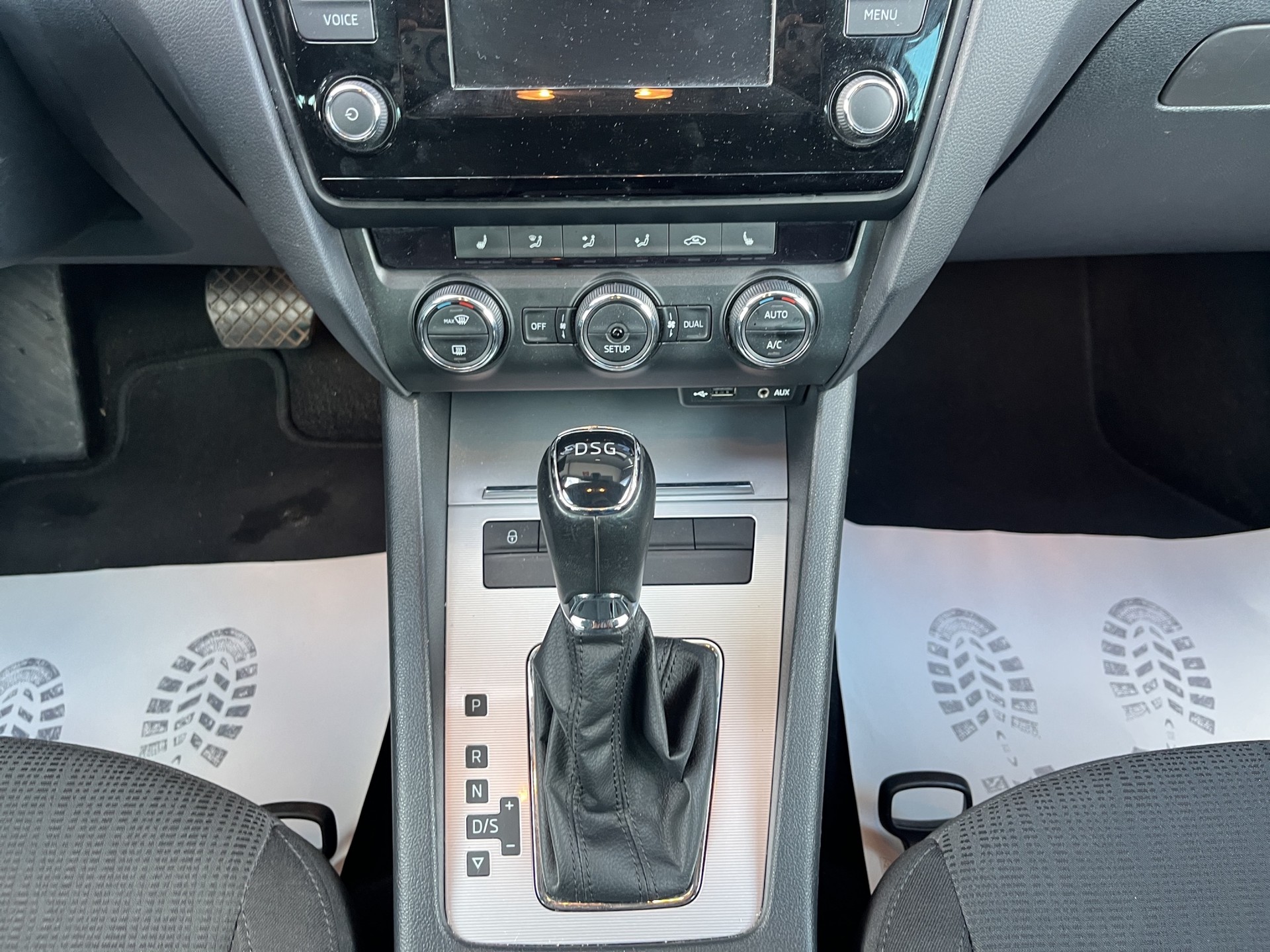 SKODA Octavia Combi 2.0 TDI Elegance DSG-image-11