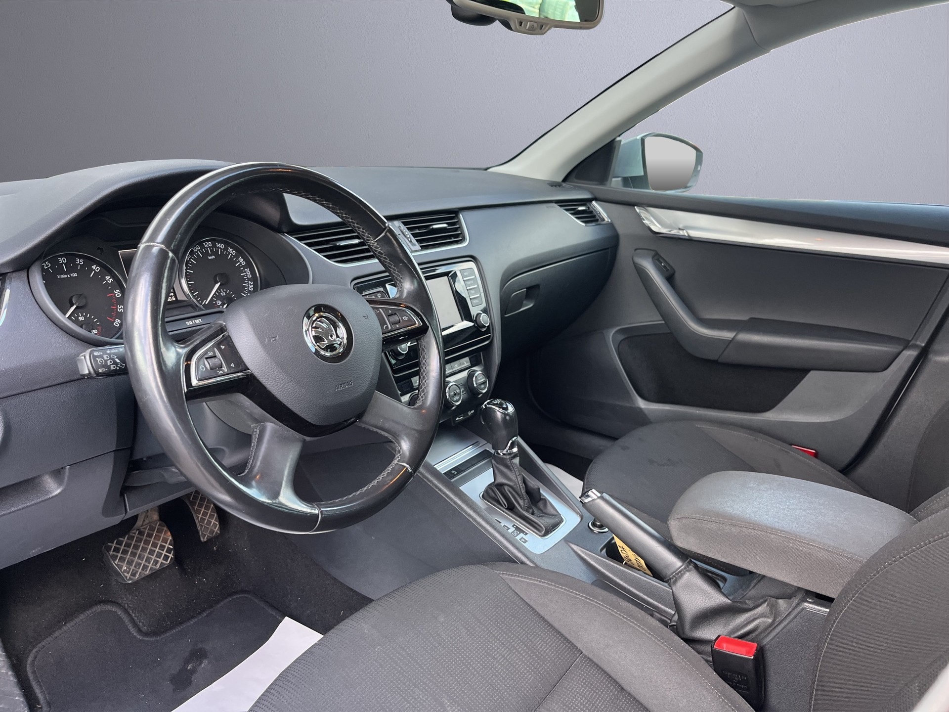 SKODA Octavia Combi 2.0 TDI Elegance DSG-image-8