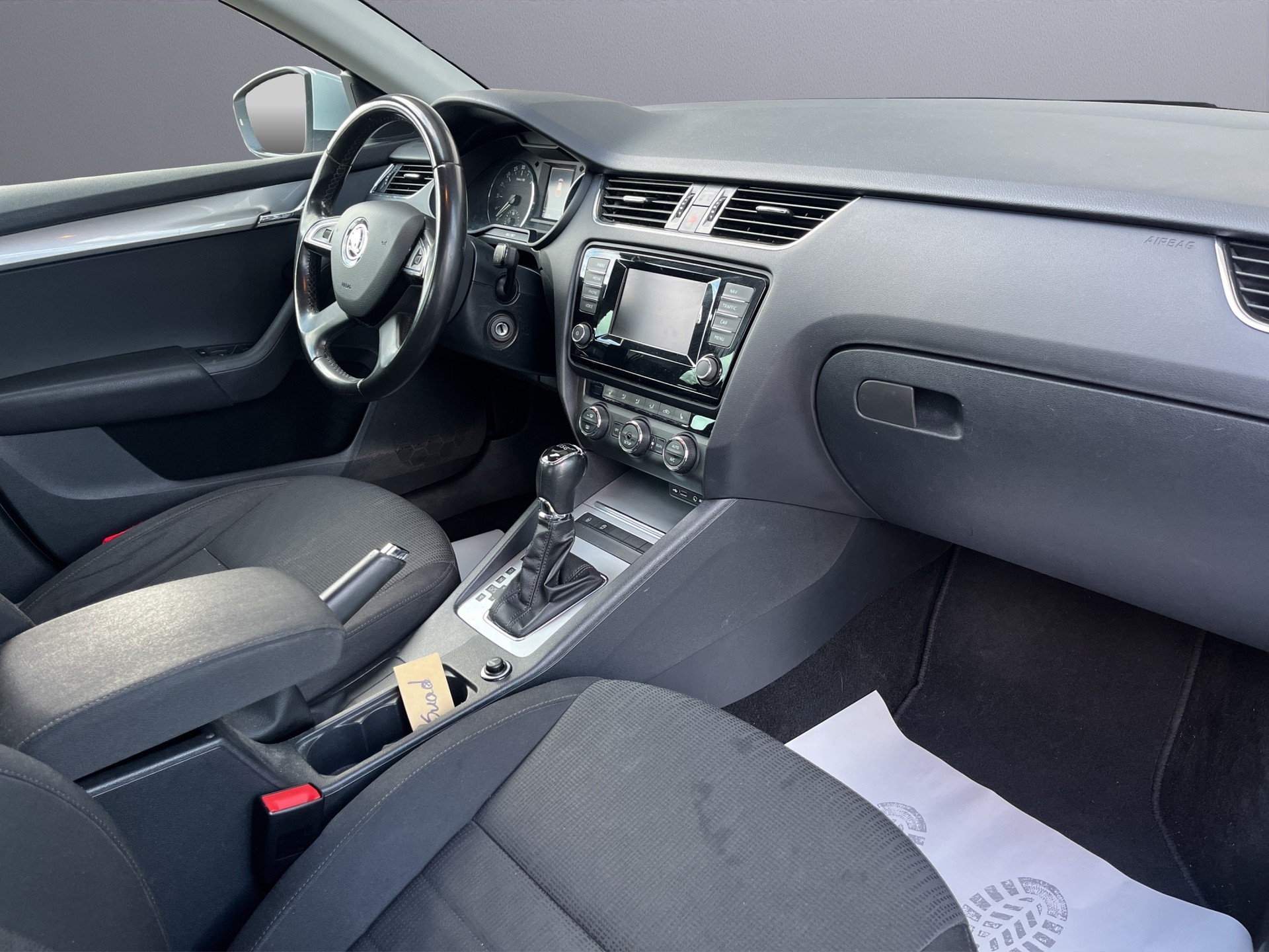 SKODA Octavia Combi 2.0 TDI Elegance DSG-image-13