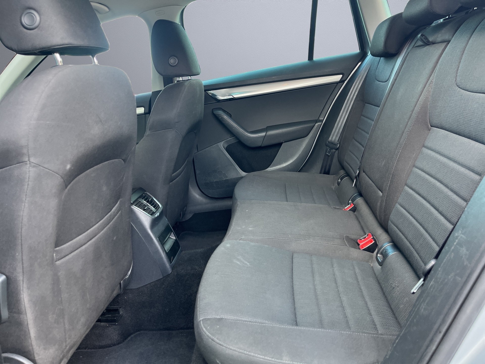 SKODA Octavia Combi 2.0 TDI Elegance DSG-image-14