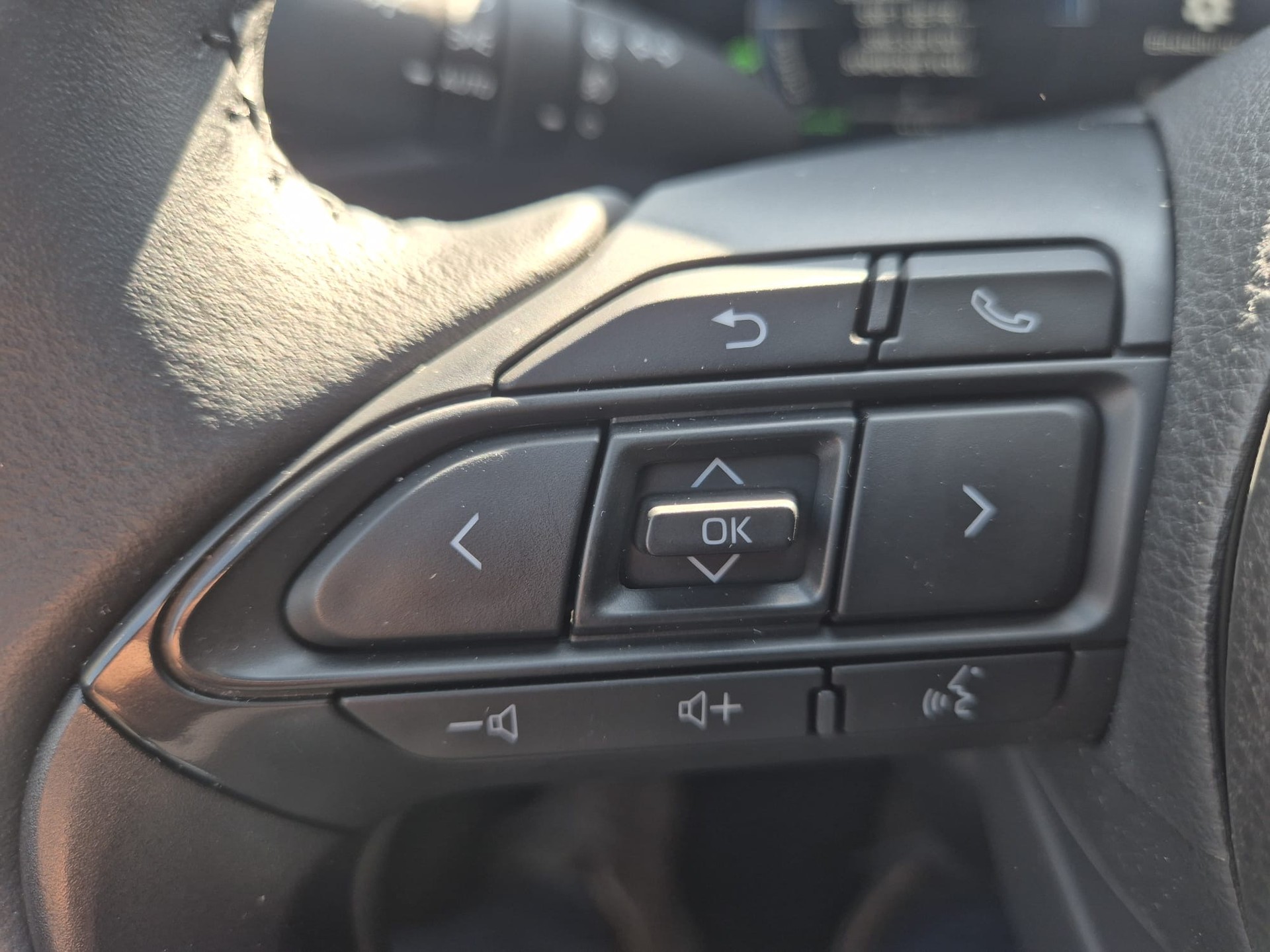 TOYOTA Yaris 1.5 Premium e-CVT-image-5