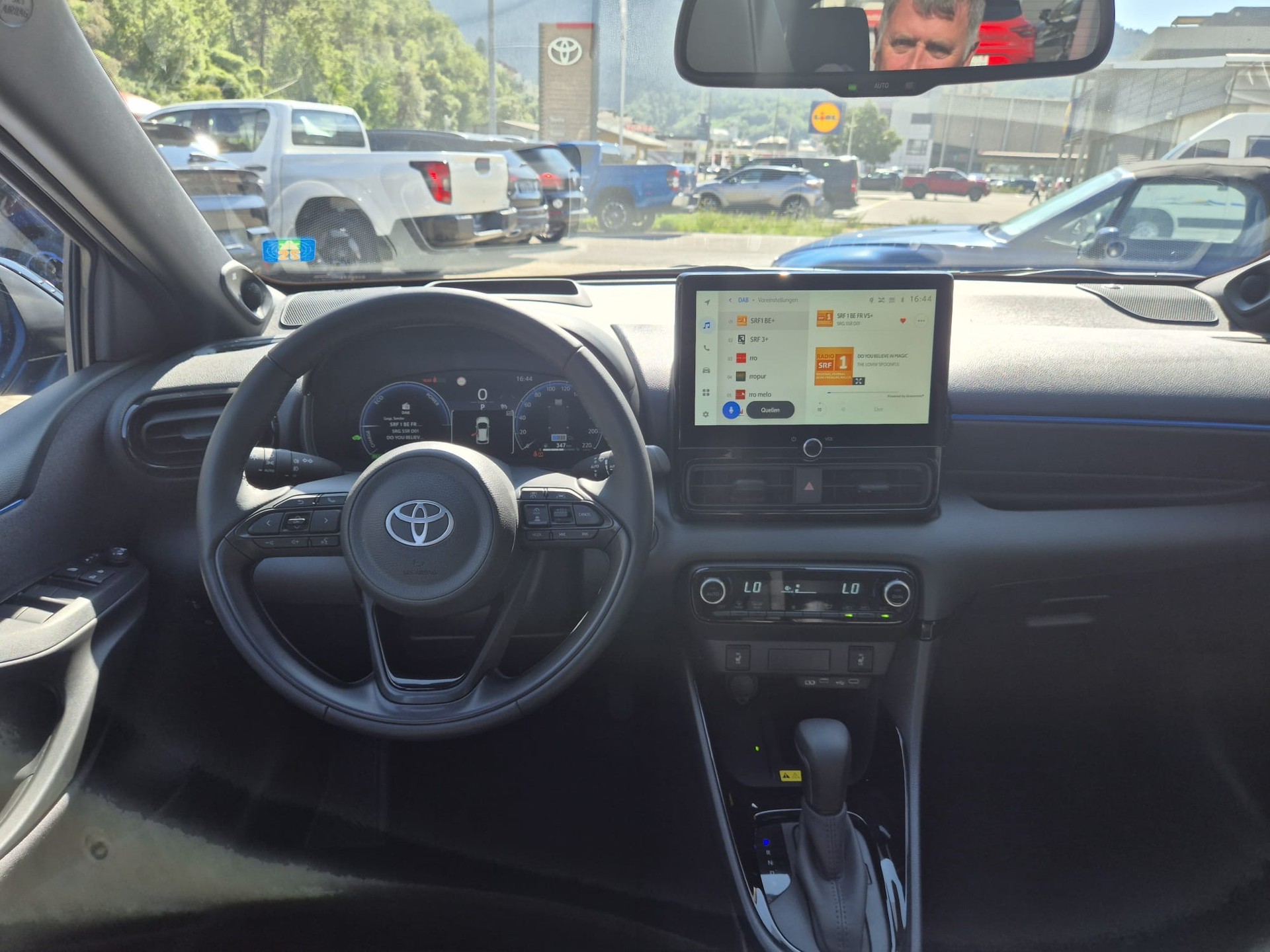 TOYOTA Yaris 1.5 Premium e-CVT-showroom-element-3