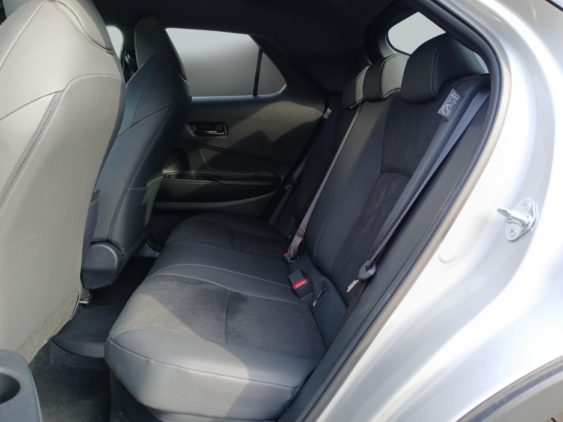 TOYOTA C-HR 2.0 PHEV GR Sport Premiere-image-9