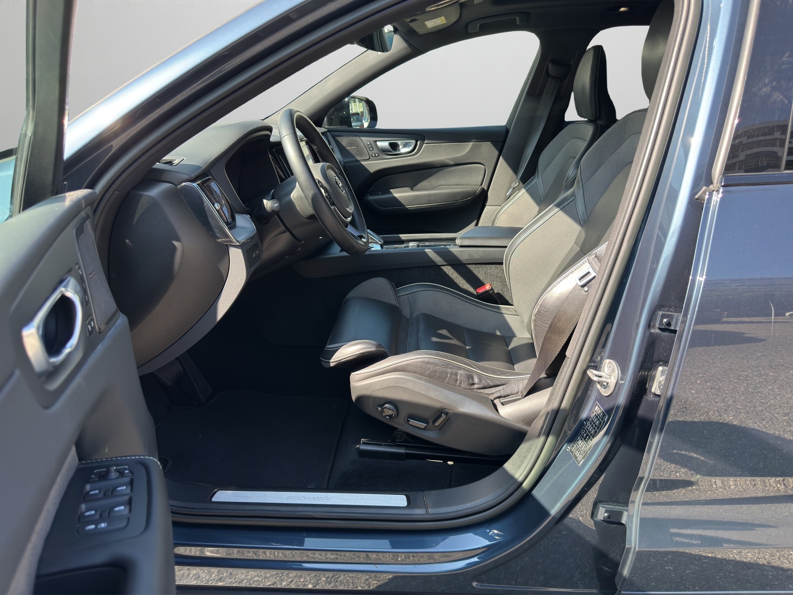 VOLVO XC60 2.0 T6 TE Ultimate Dark eAWD-image-8