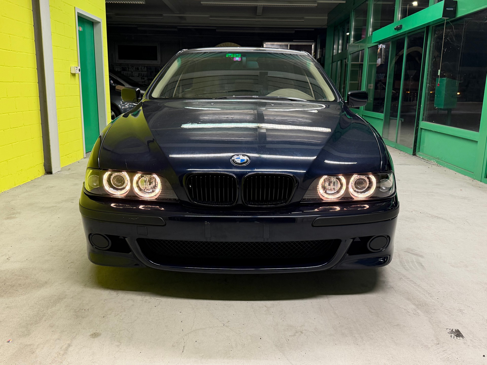BMW 523i-showroom-element-2