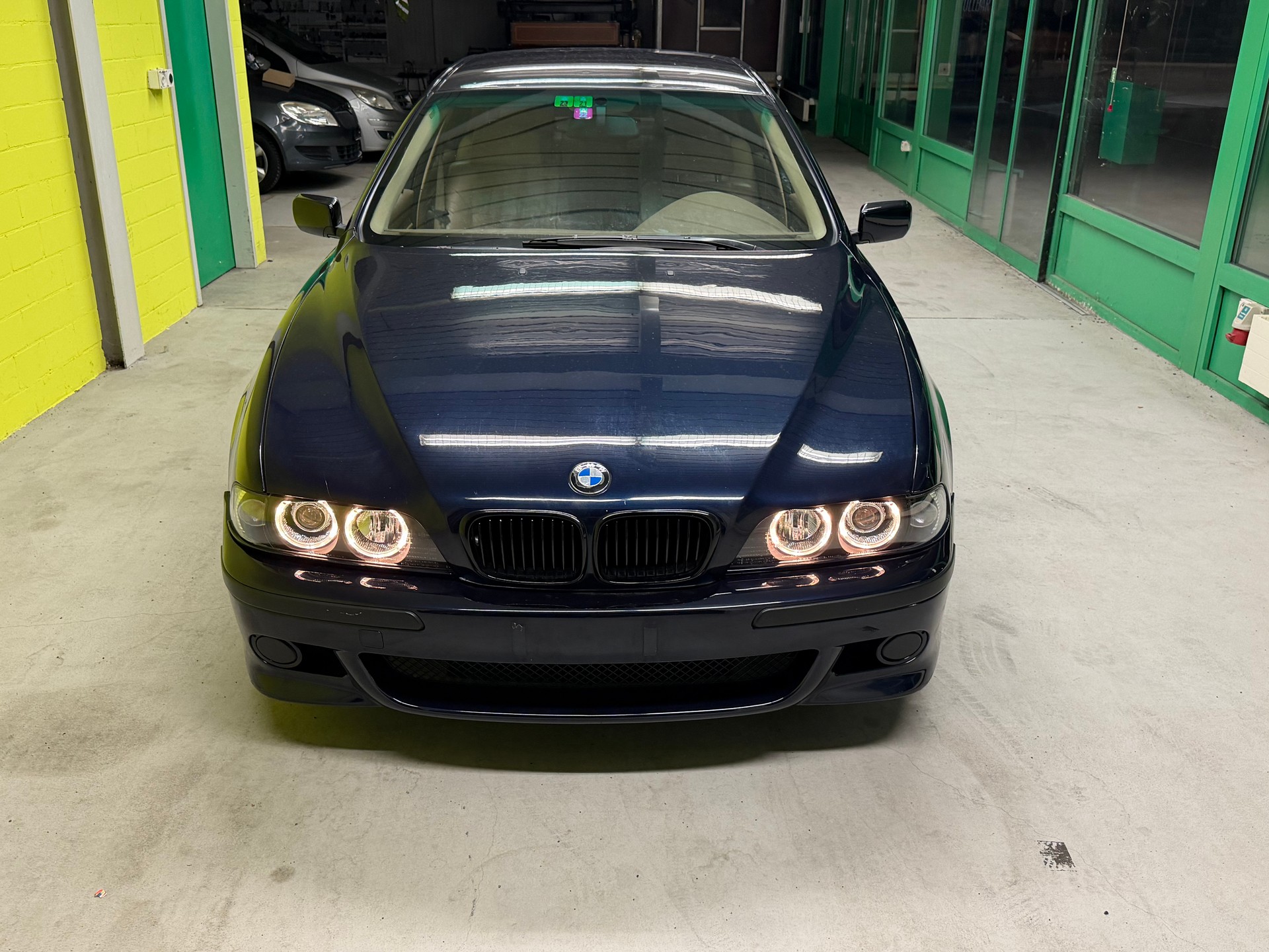 BMW 523i-showroom-element-3