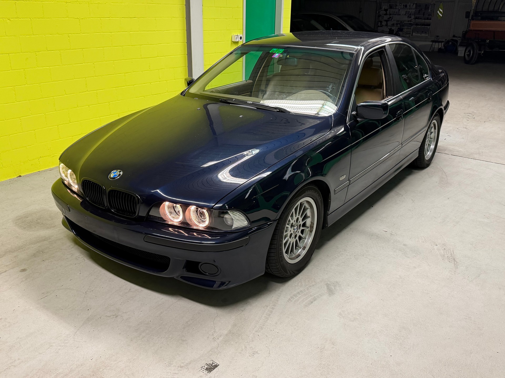 BMW 523i-showroom-element-1