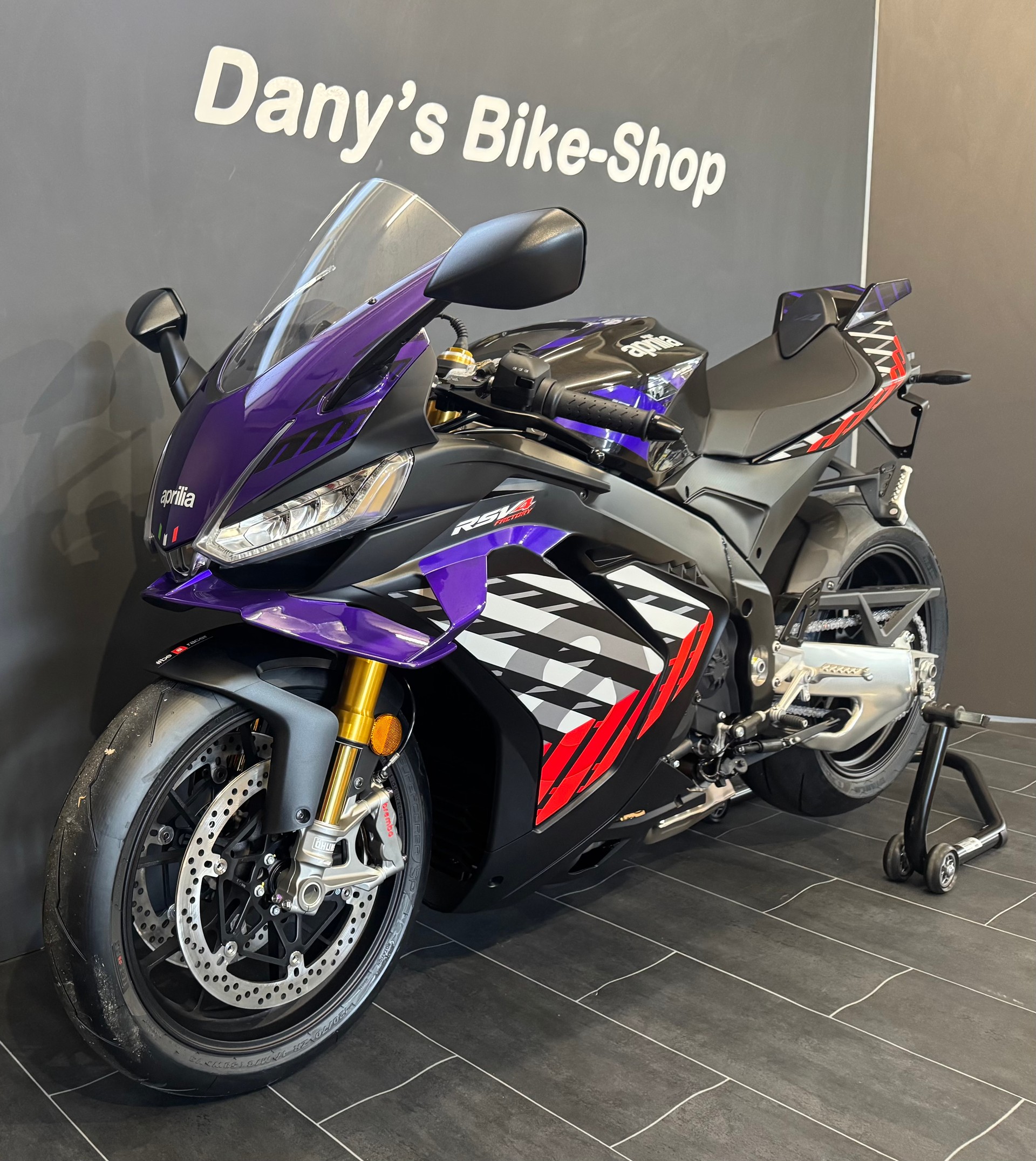 APRILIA RSV4 1100 E5+ Factory-showroom-element-1