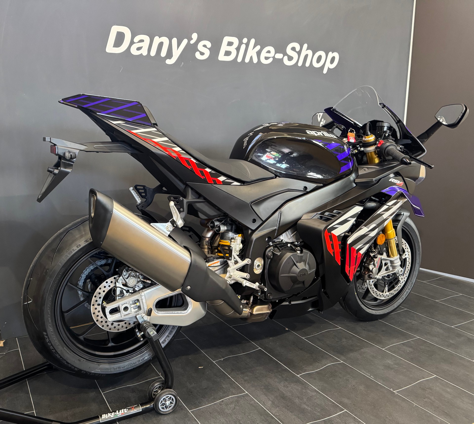 APRILIA RSV4 1100 E5+ Factory-showroom-element-3