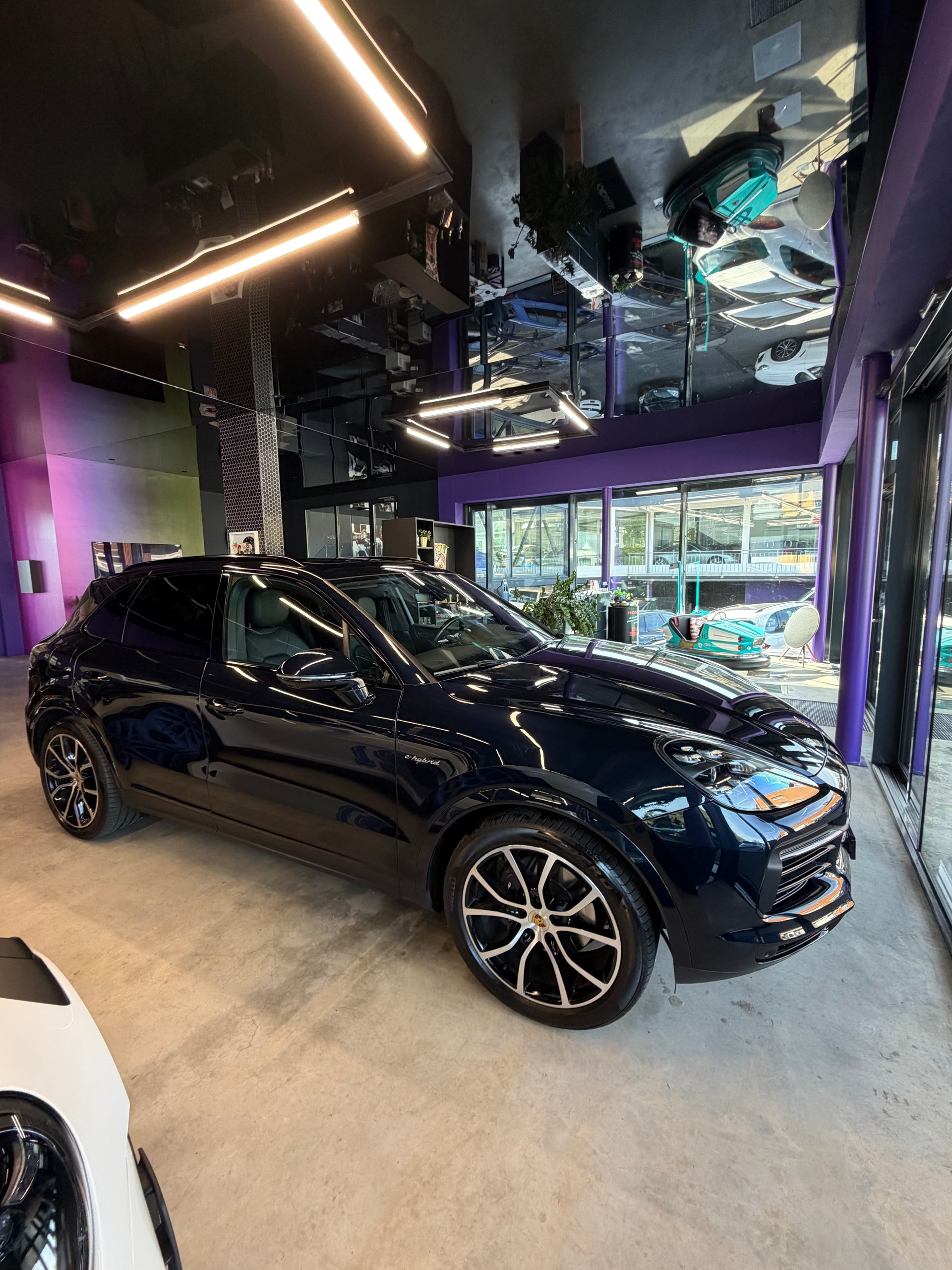 PORSCHE Cayenne E-Hybrid-showroom-element-3