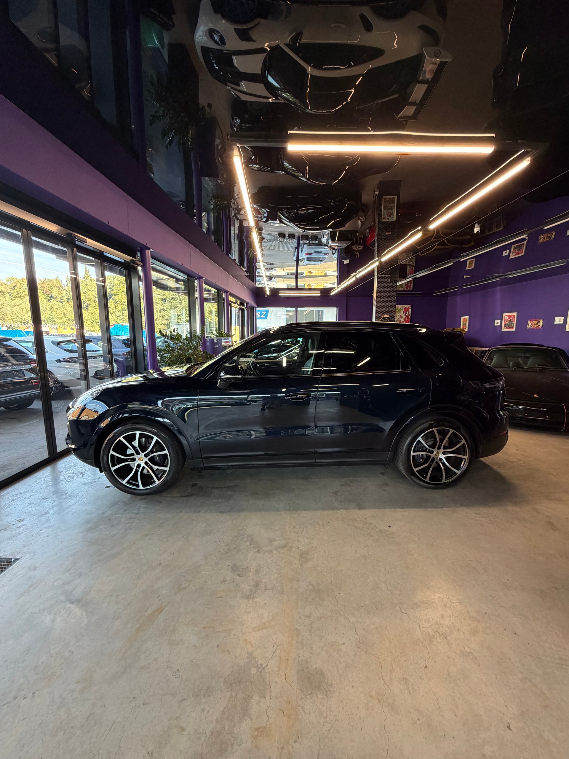 PORSCHE Cayenne E-Hybrid-showroom-element-2