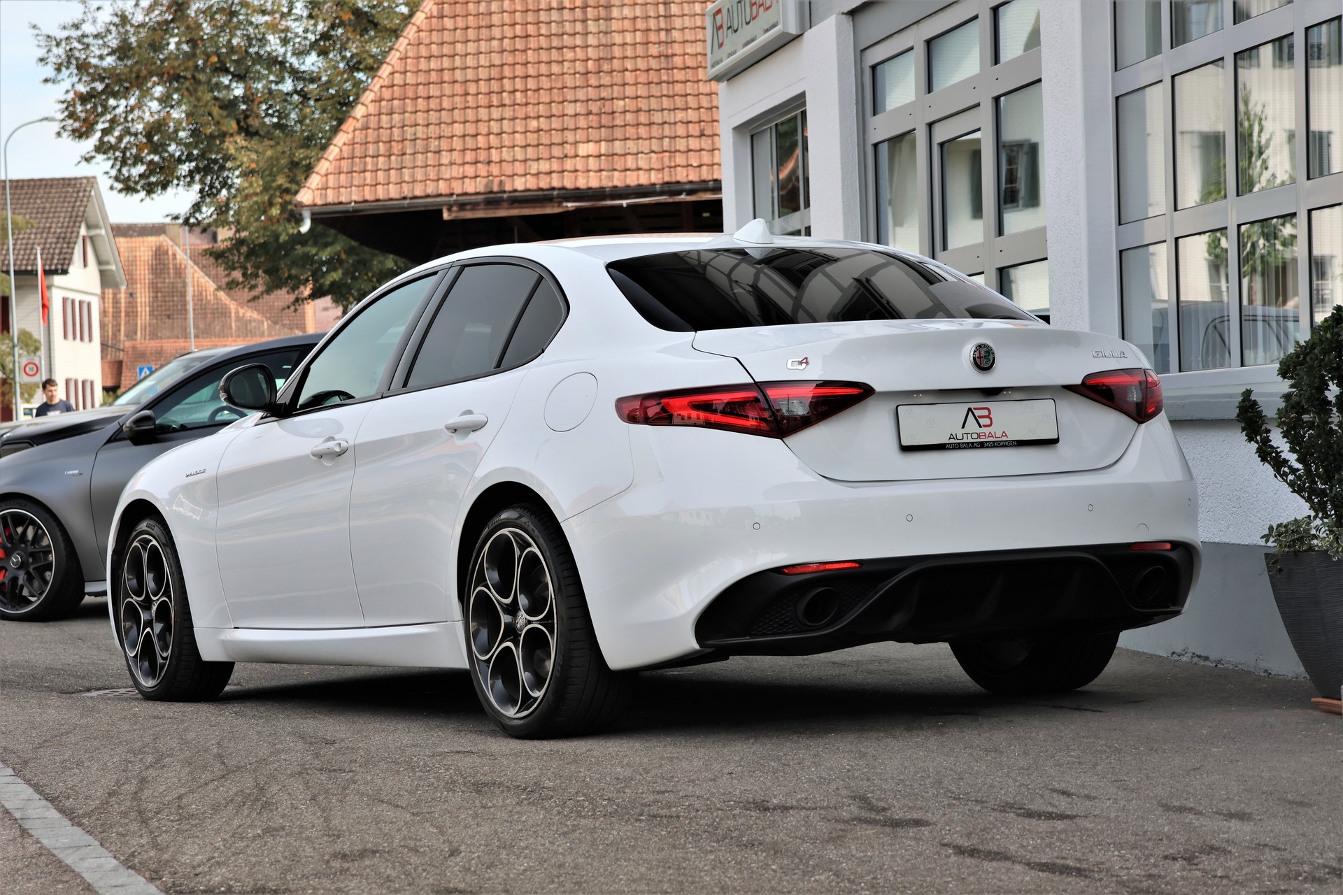 ALFA ROMEO Giulia 2.0 Veloce Q4 (CH)-showroom-element-2