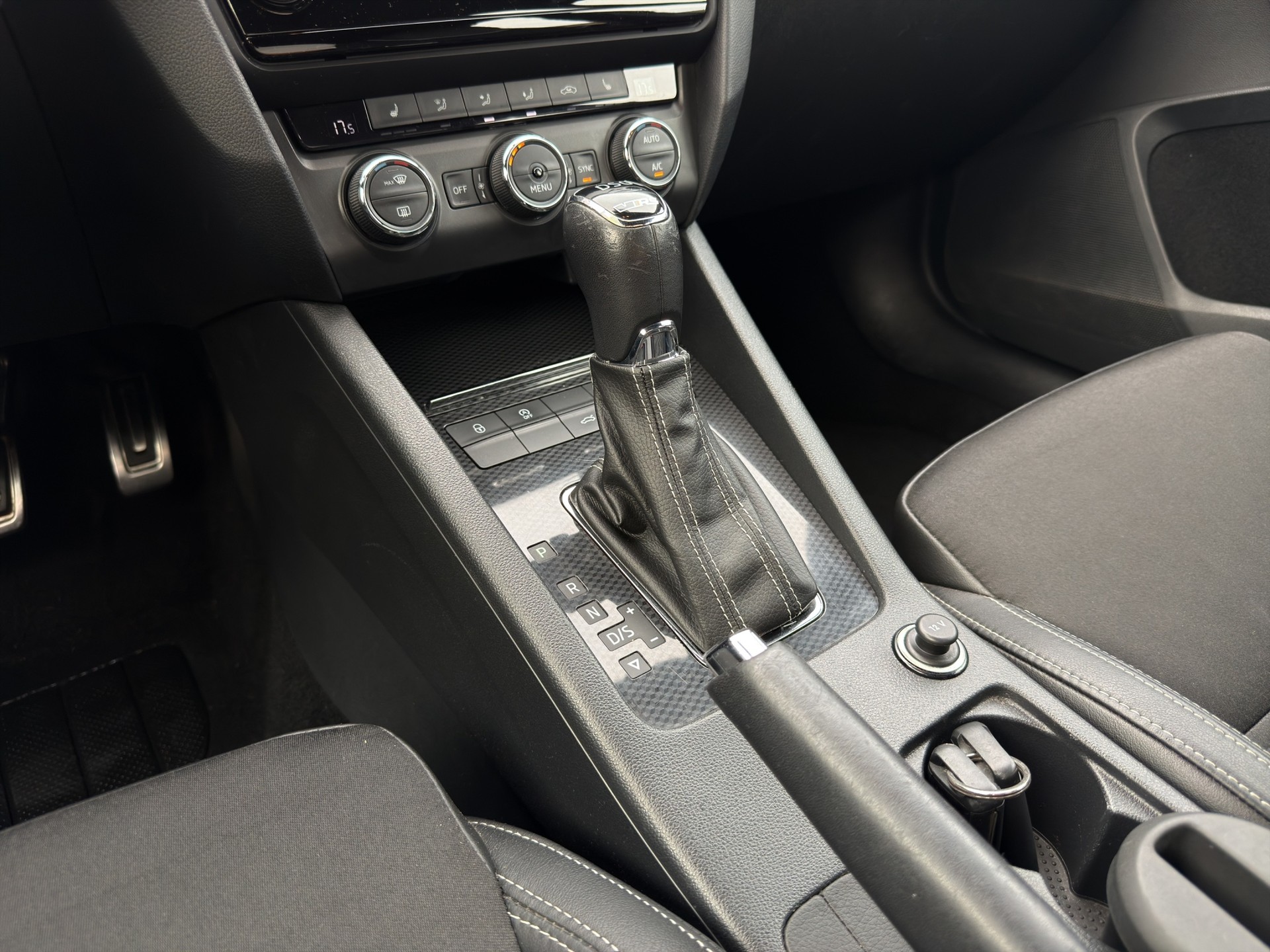SKODA Octavia Combi 2.0 TDI RS 4x4 DSG-image-15