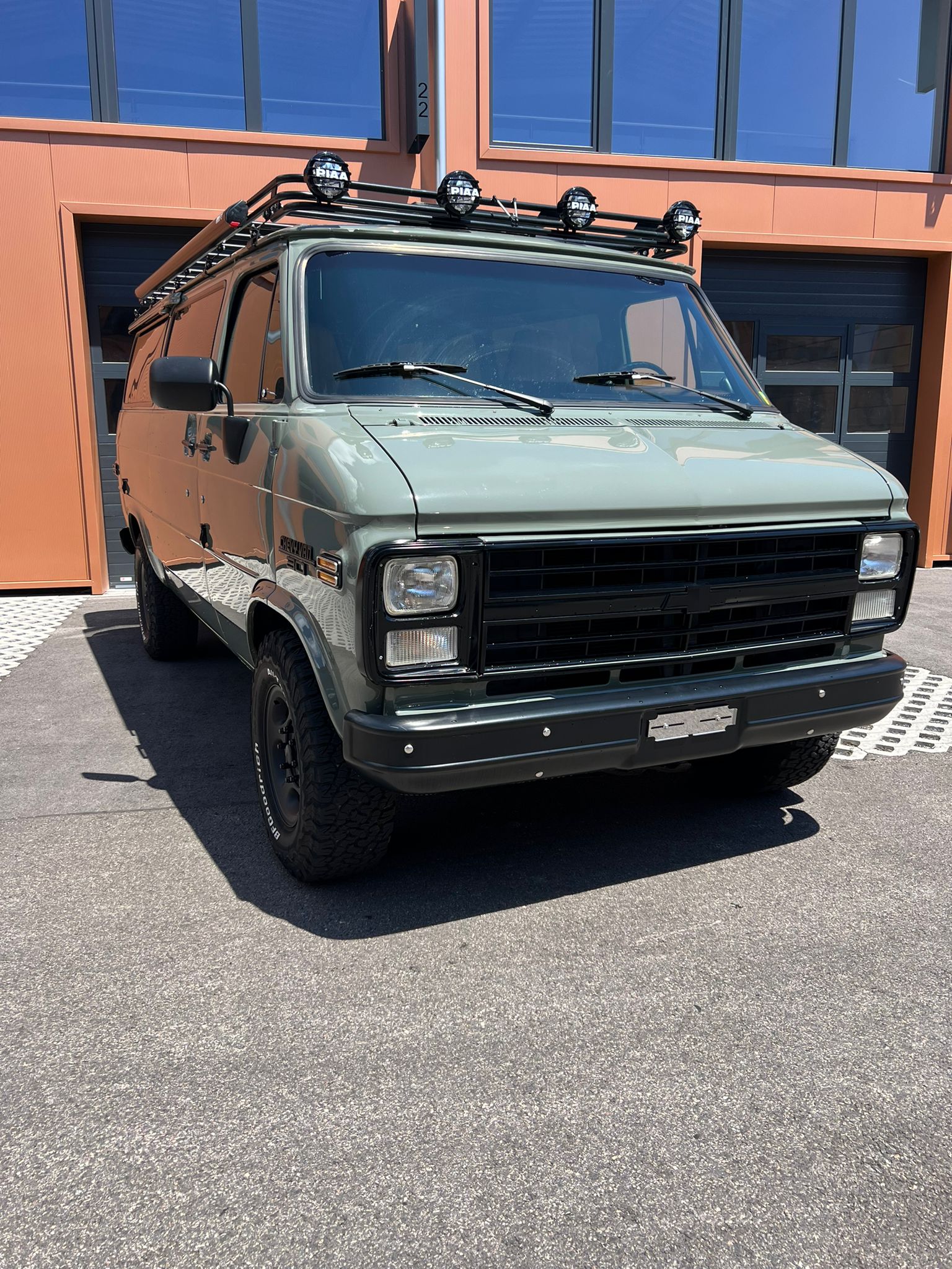 CHEVROLET Chevy Van - 5.7 V8