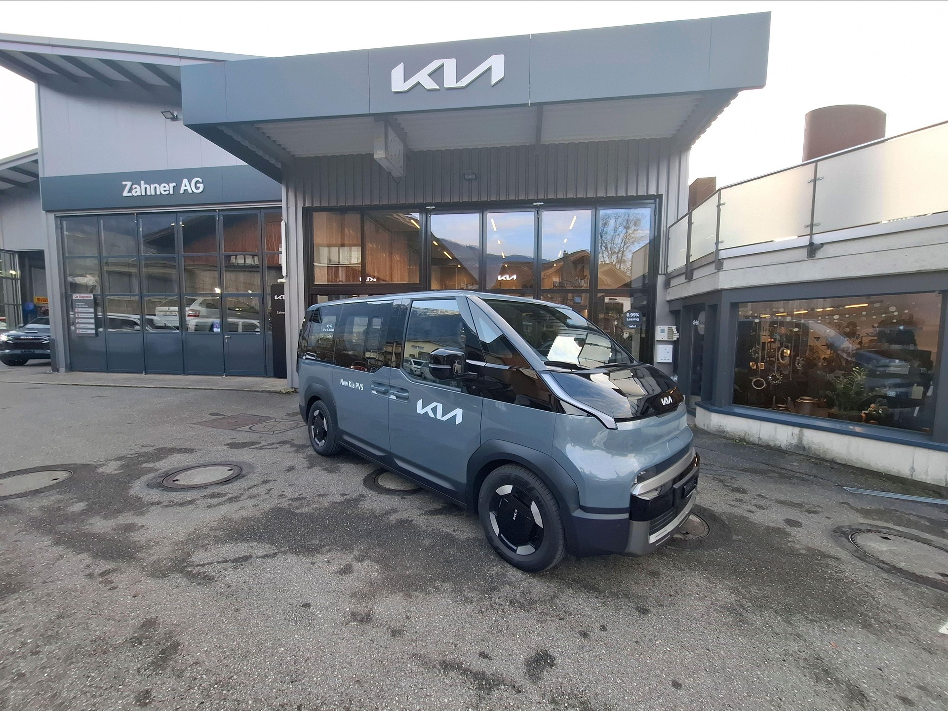 KIA PV5 Passenger 71.2 kWh Plus-image-1
