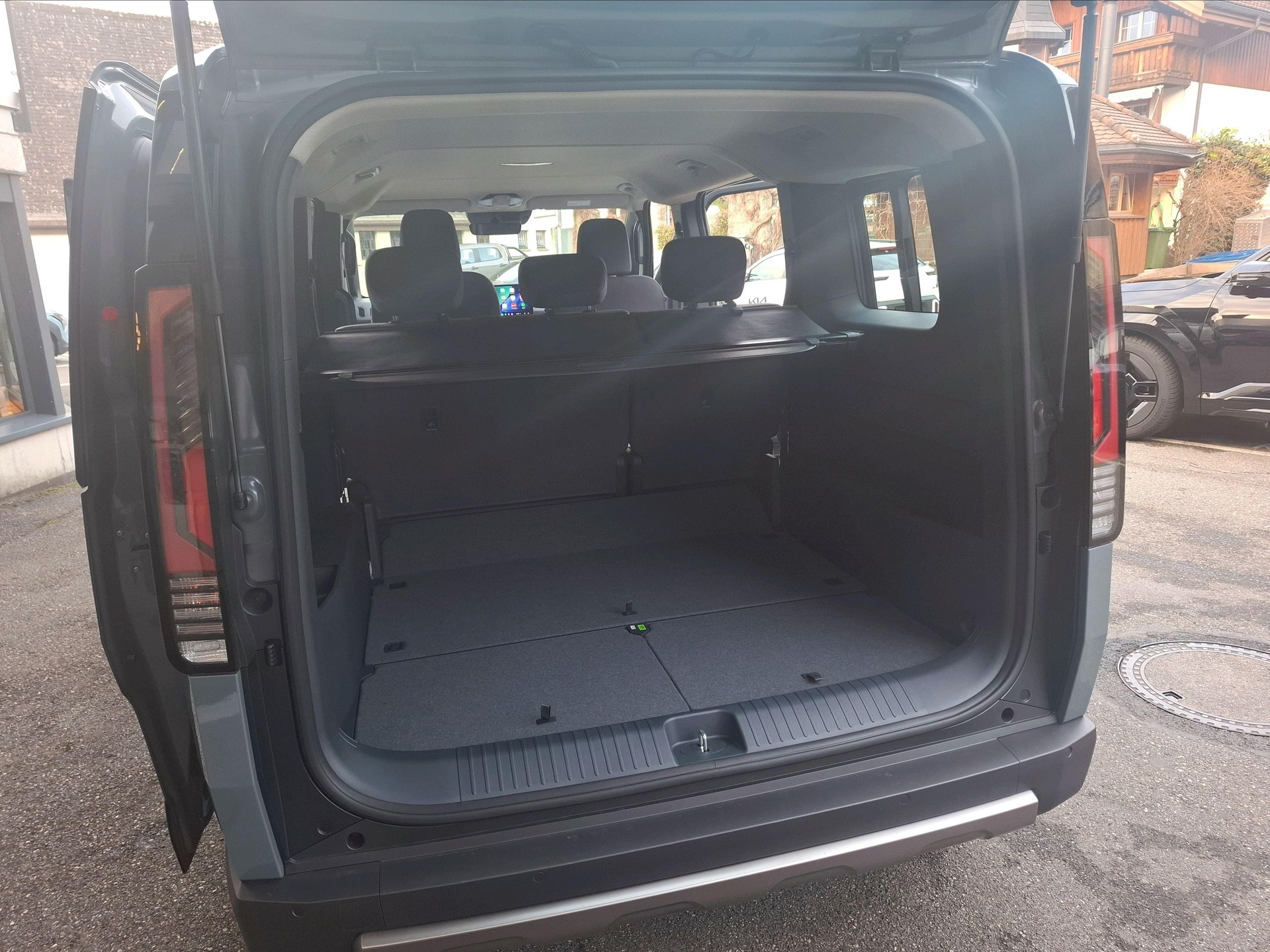 KIA PV5 Passenger 71.2 kWh Plus-image-12
