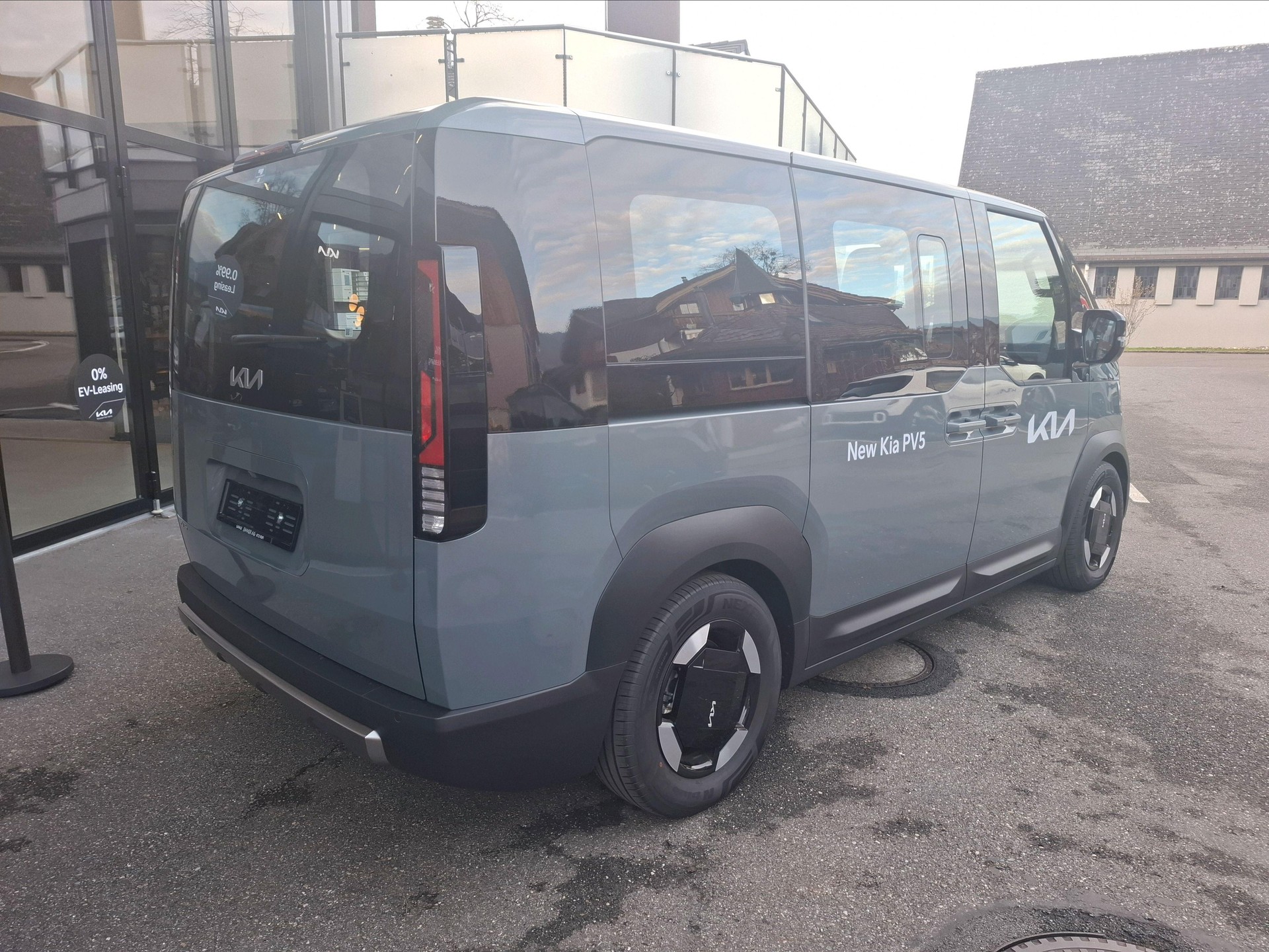 KIA PV5 Passenger 71.2 kWh Plus-image-4