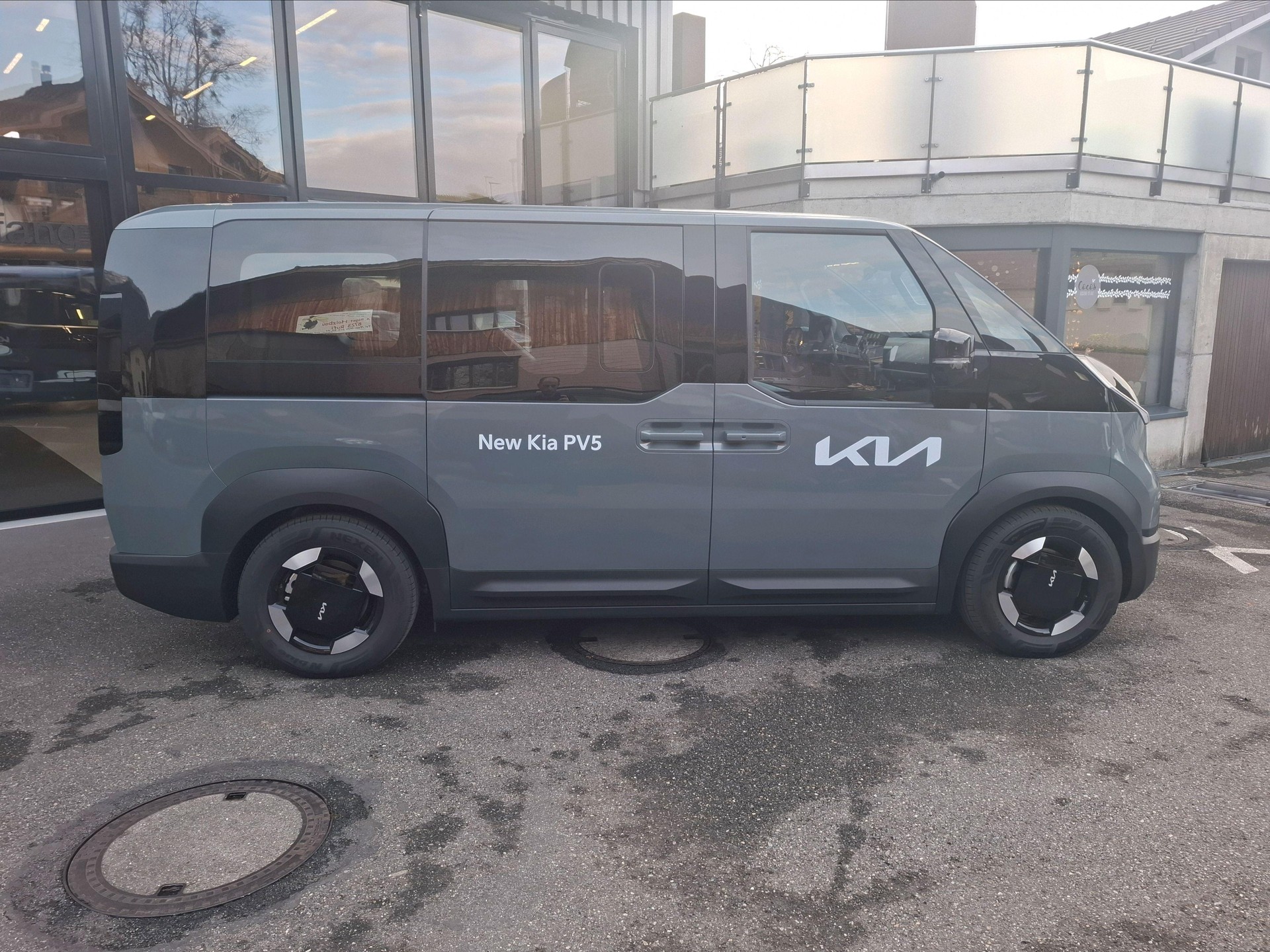 KIA PV5 Passenger 71.2 kWh Plus-image-3