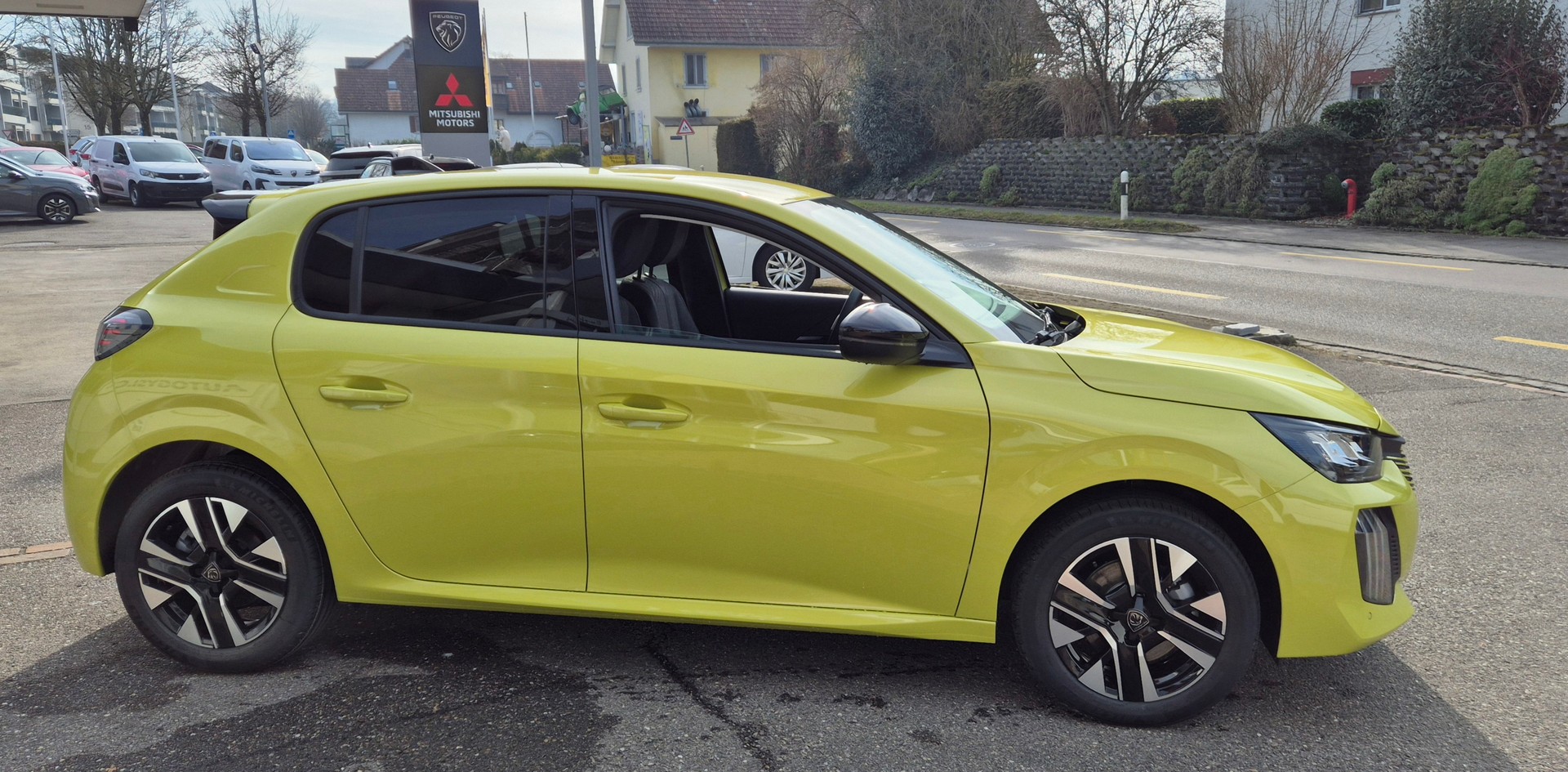 PEUGEOT 208 1.2 MHEV Style Helvetia (441)-image-4