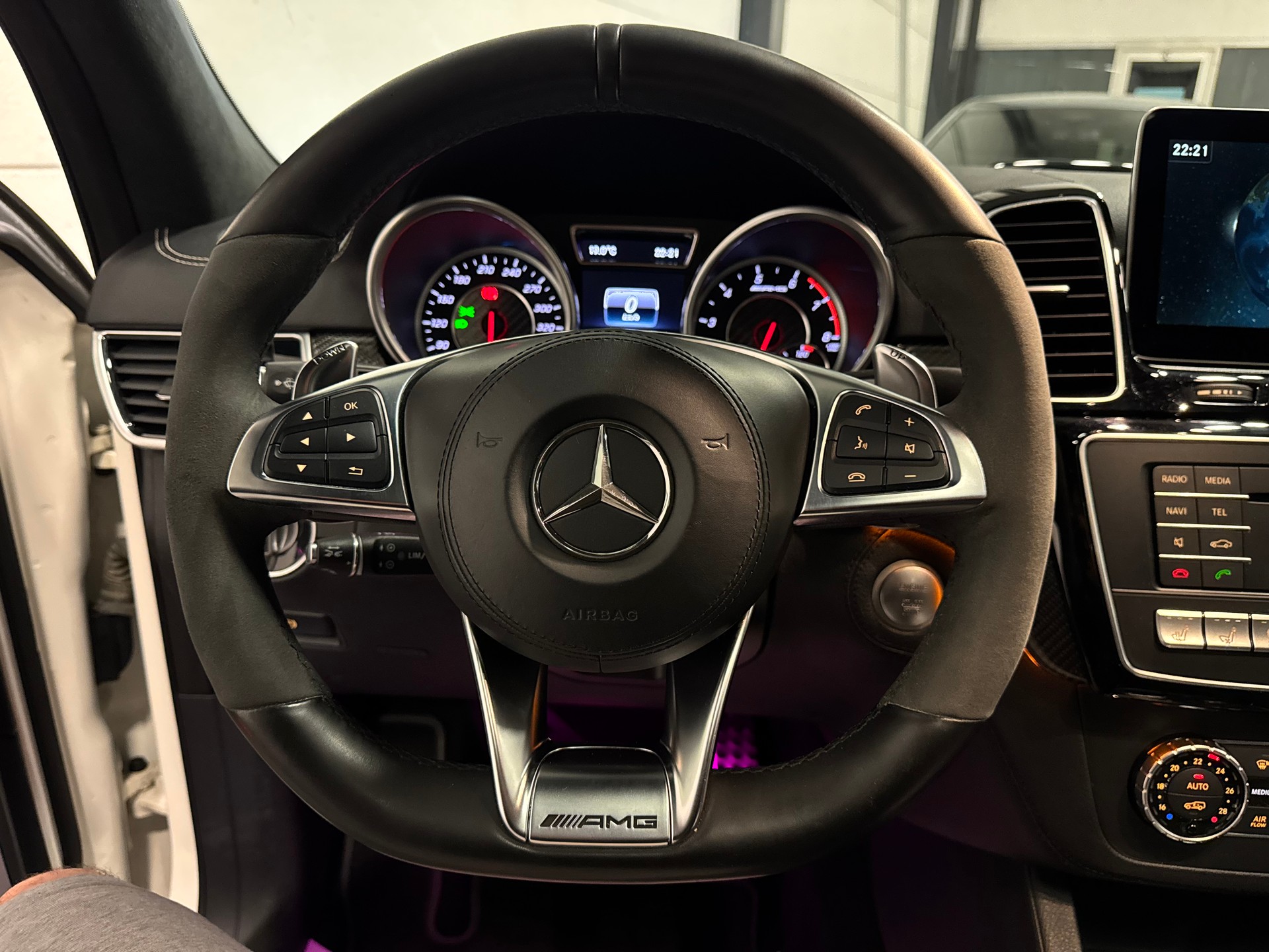 MERCEDES-BENZ GLS 63 AMG 4Matic Speedshift Plus 7G-Tronic-image-24