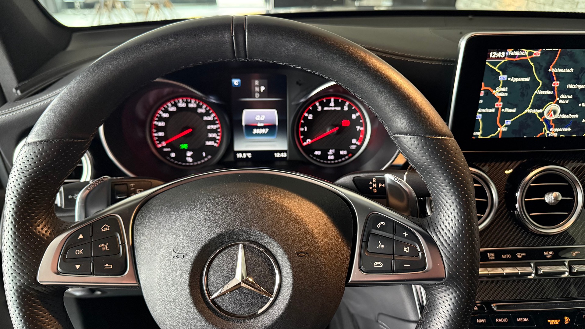 MERCEDES-BENZ GLC 63 S AMG 4Matic+ 9G-Tronic-image-14