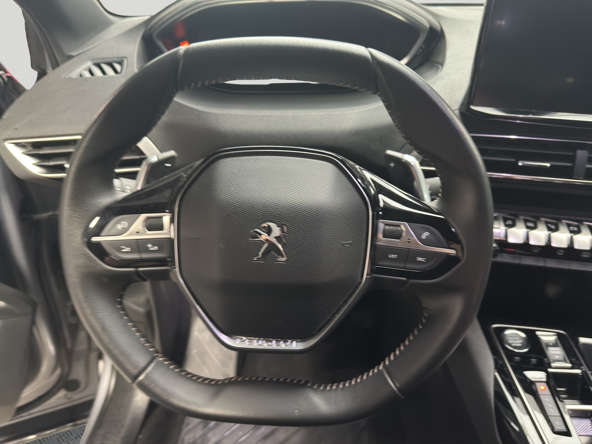 PEUGEOT 3008 180e Hybrid2 Allure Pack EAT8-image-9
