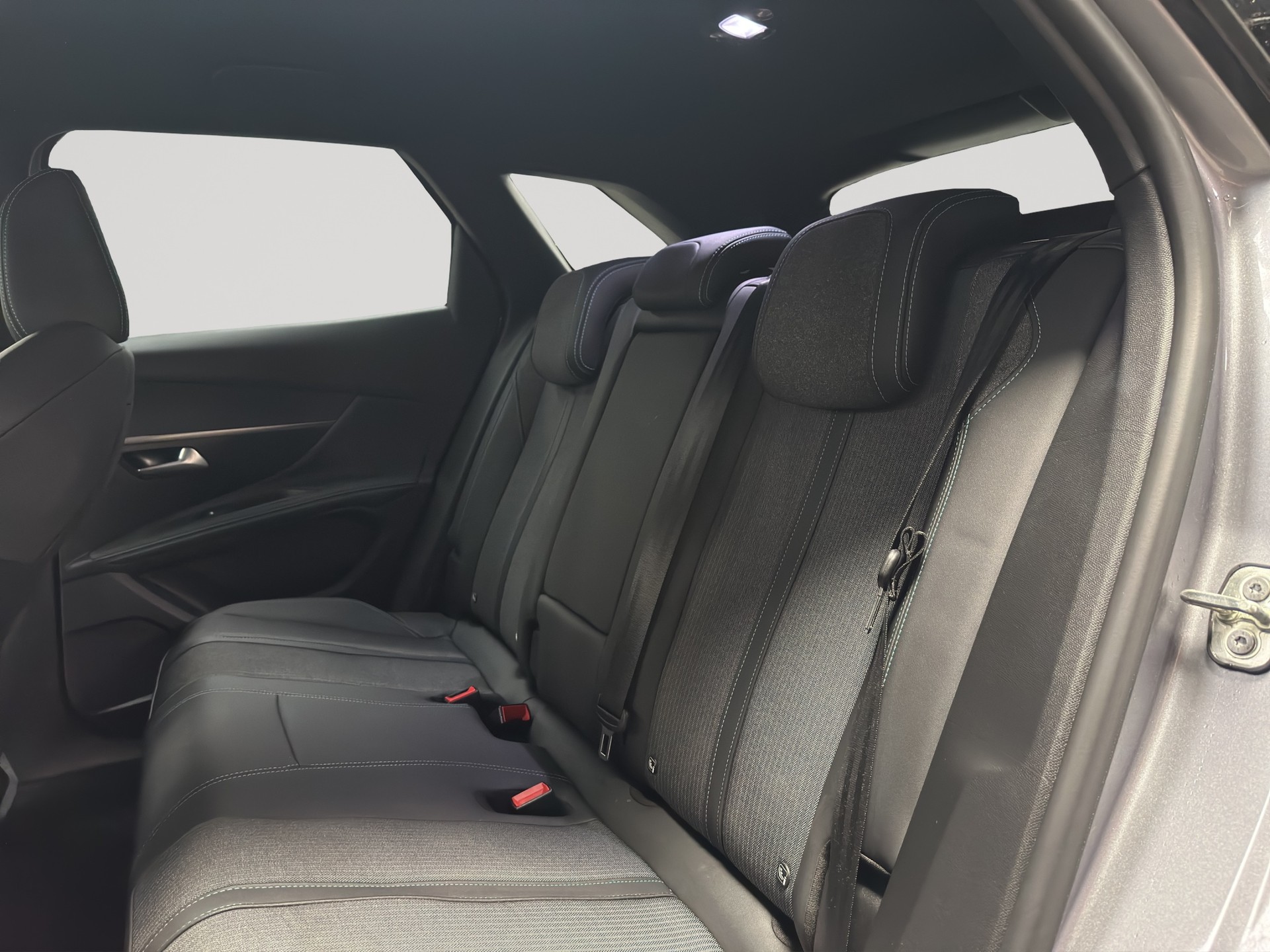 PEUGEOT 3008 180e Hybrid2 Allure Pack EAT8-image-7