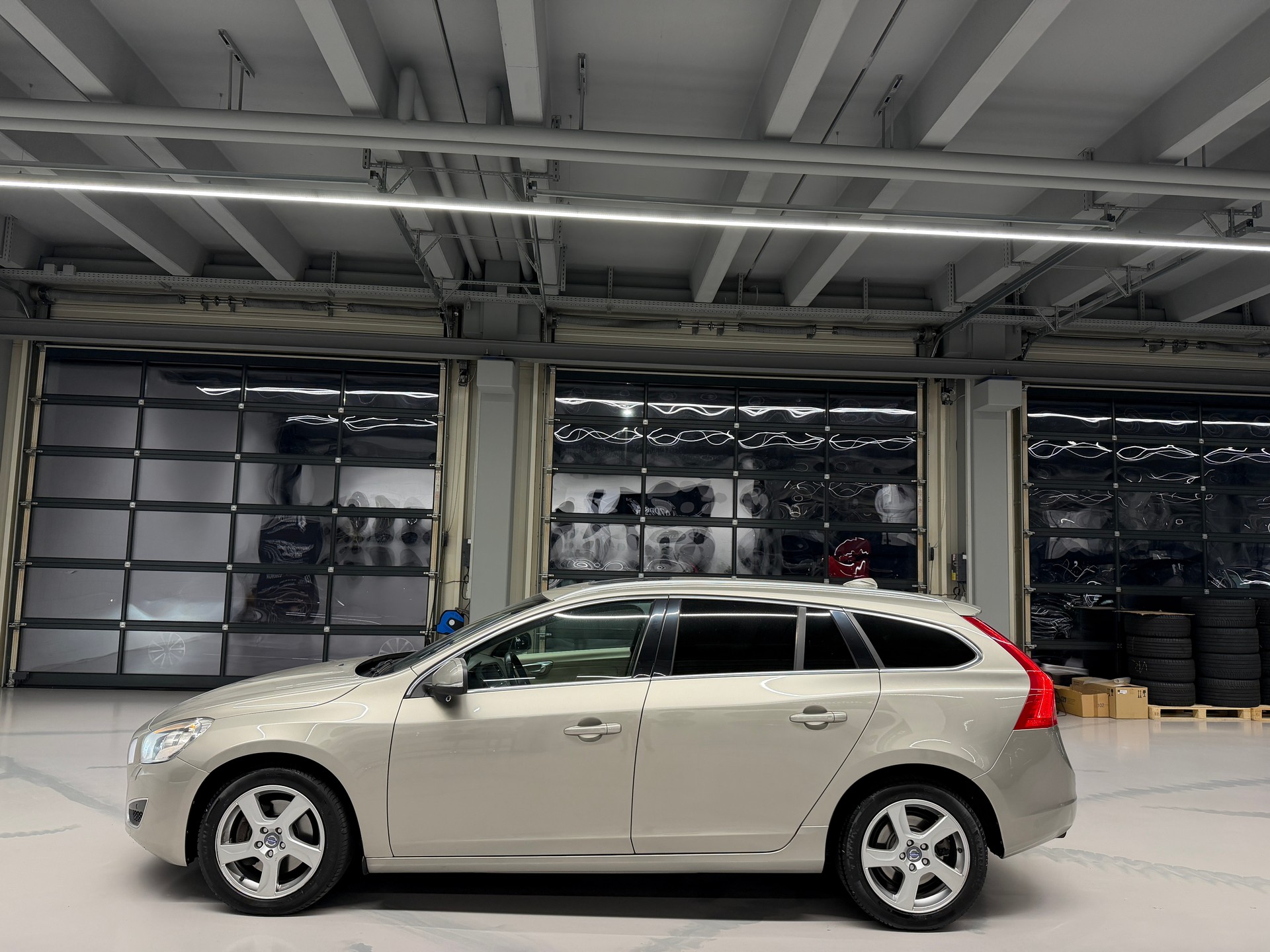 VOLVO V60 2.0 T5 Summum *CH-Auto*ACC*Rückfahrkamera*Schiebedach*Frisch ab MFK*Garantie*-image-8