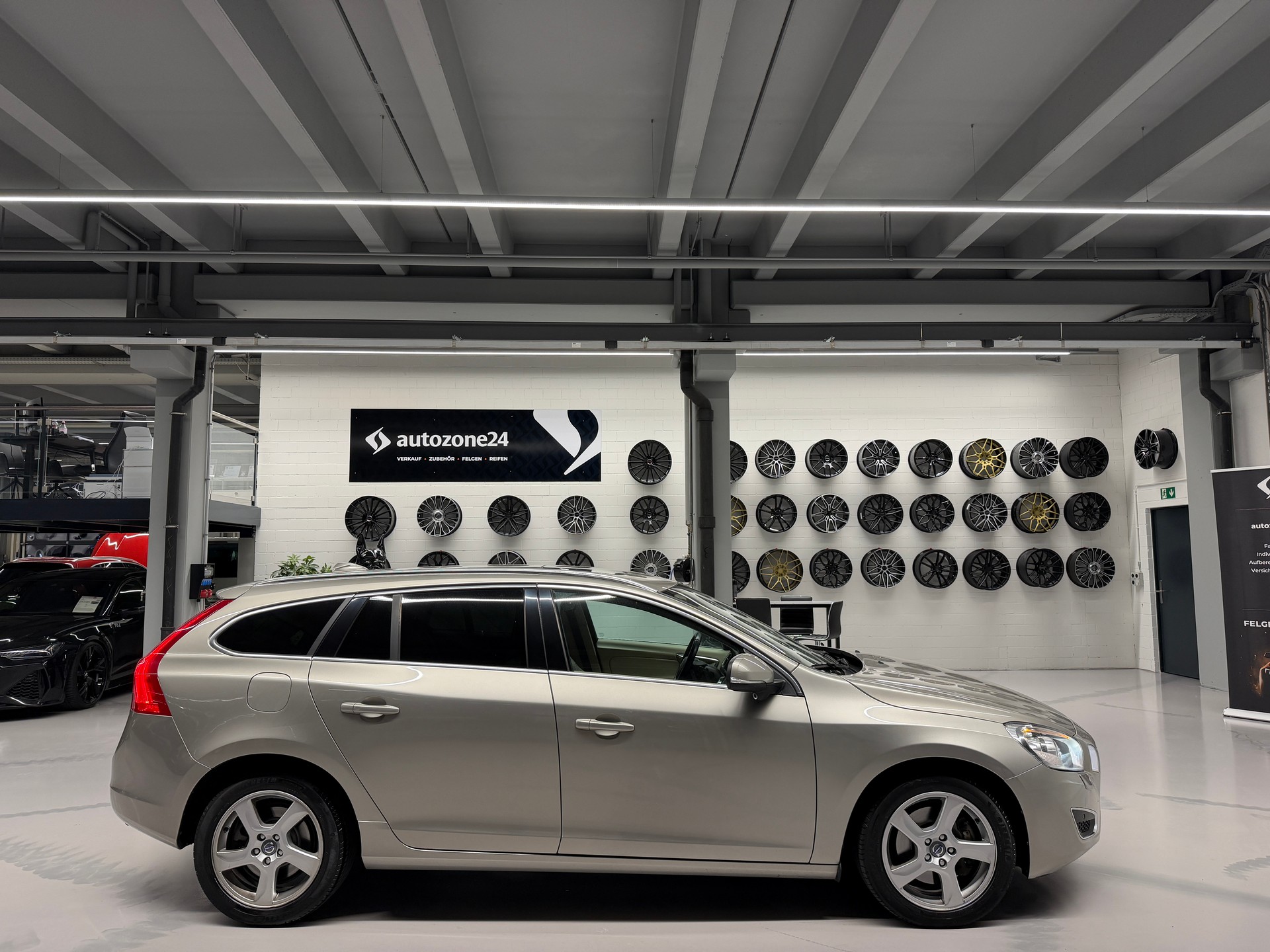 VOLVO V60 2.0 T5 Summum *CH-Auto*ACC*Rückfahrkamera*Schiebedach*Frisch ab MFK*Garantie*-image-7