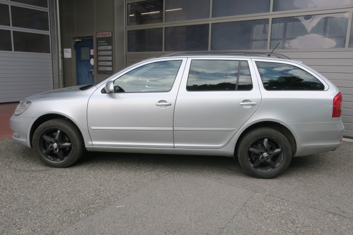 SKODA Octavia Combi 1.8 TSI 50Years 4x4-image-3