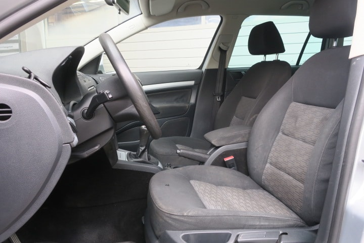 SKODA Octavia Combi 1.8 TSI 50Years 4x4-image-9