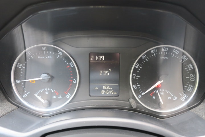 SKODA Octavia Combi 1.8 TSI 50Years 4x4-image-12