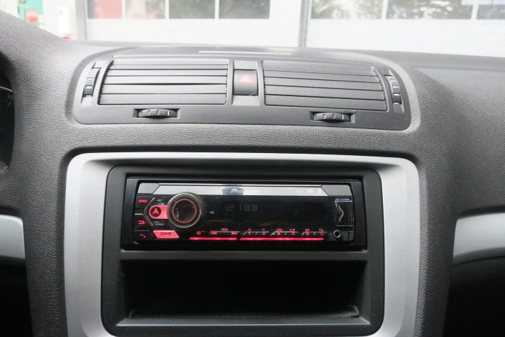 SKODA Octavia Combi 1.8 TSI 50Years 4x4-image-13
