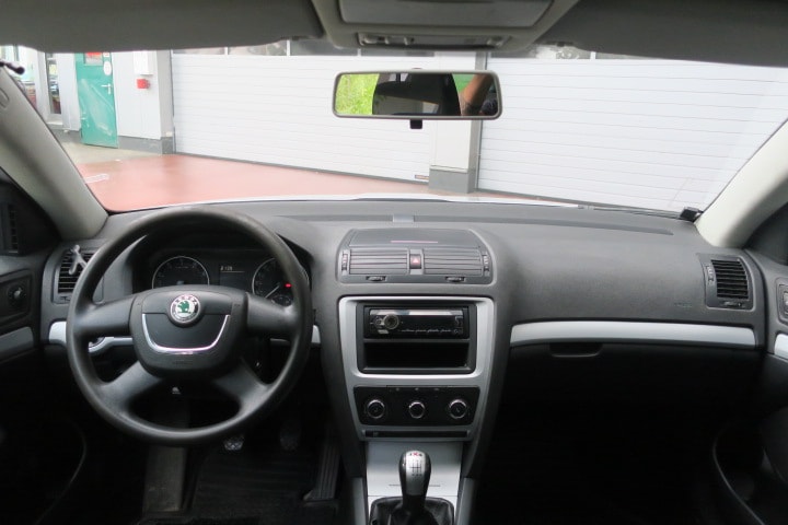 SKODA Octavia Combi 1.8 TSI 50Years 4x4-image-11